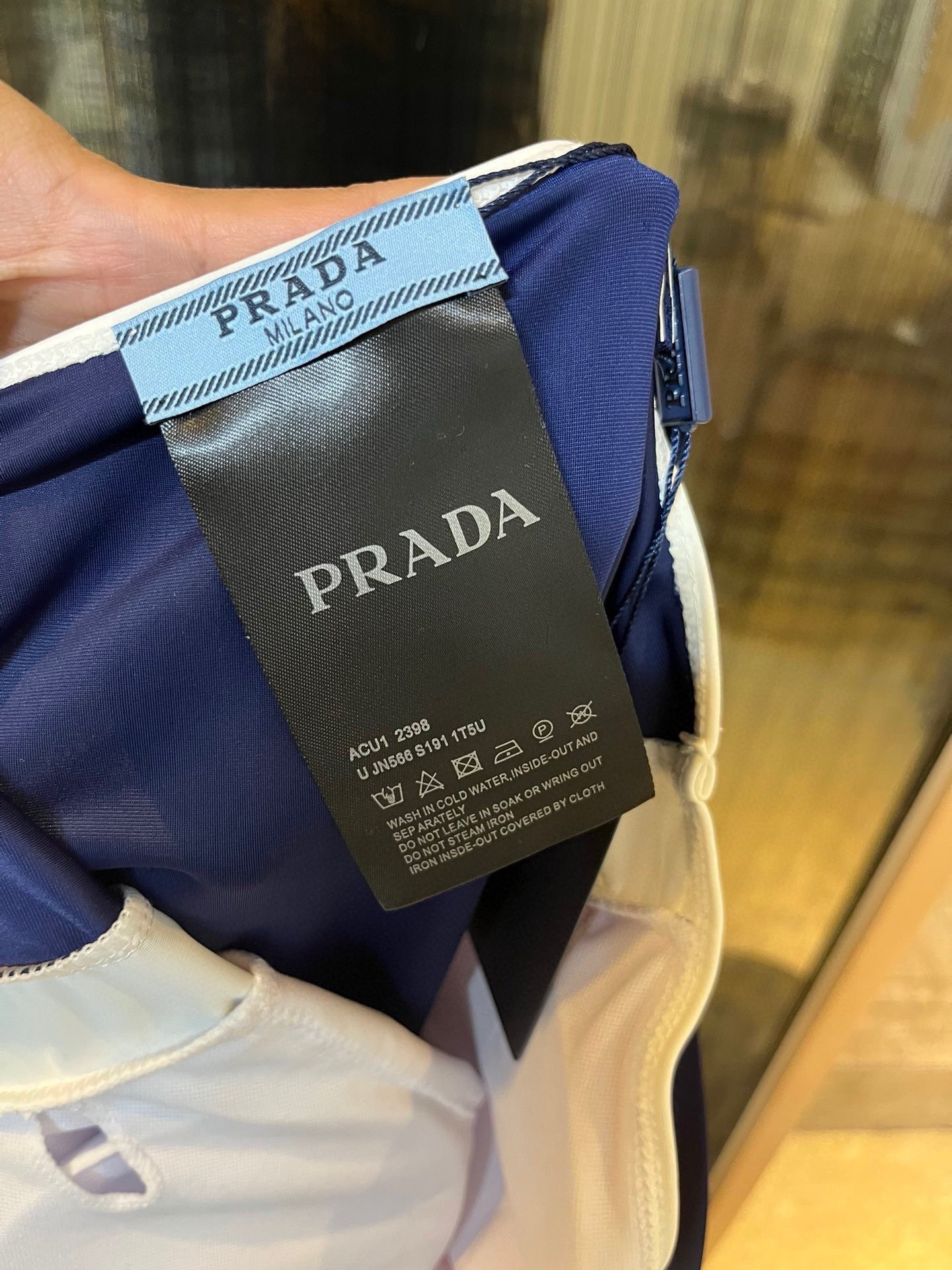 。
PRADA普拉达新款连体泳衣  😍🥰适合多种场景的游泳衣🏊‍♀️海边 游泳池 温泉 水上乐园 漂流都