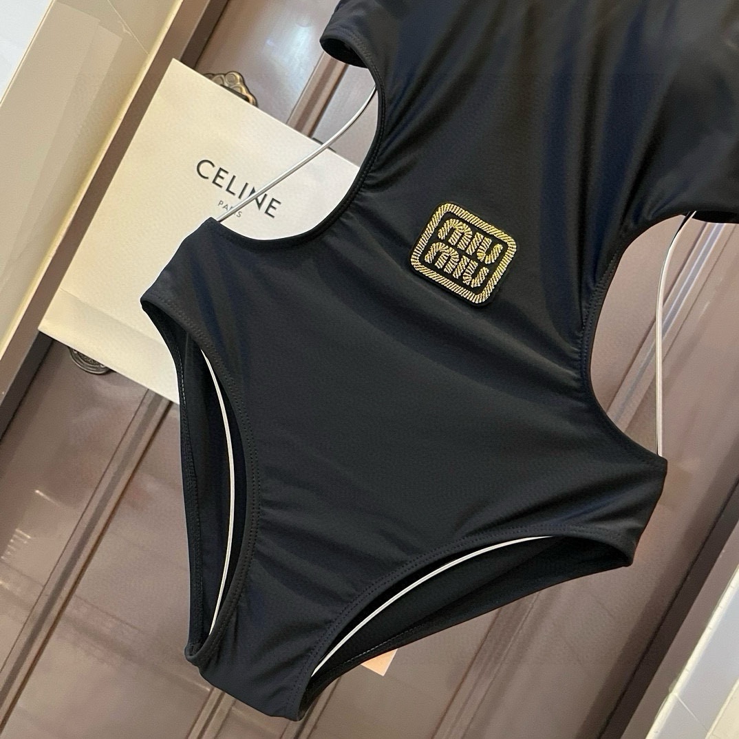 。

缪缪miumiu新款连体泳衣😍🥰适合多种场景的游泳衣🏊‍♀️海边 游泳池 温泉 水上乐园 漂流都可