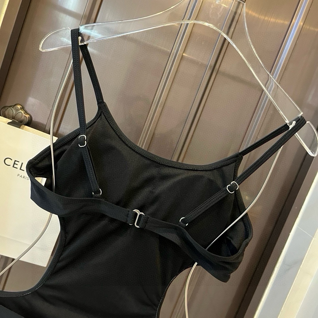 。

缪缪miumiu新款连体泳衣😍🥰适合多种场景的游泳衣🏊‍♀️海边 游泳池 温泉 水上乐园 漂流都可