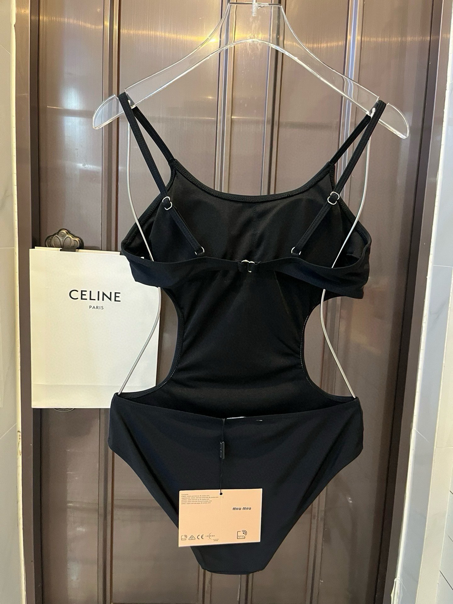 。

缪缪miumiu新款连体泳衣😍🥰适合多种场景的游泳衣🏊‍♀️海边 游泳池 温泉 水上乐园 漂流都可