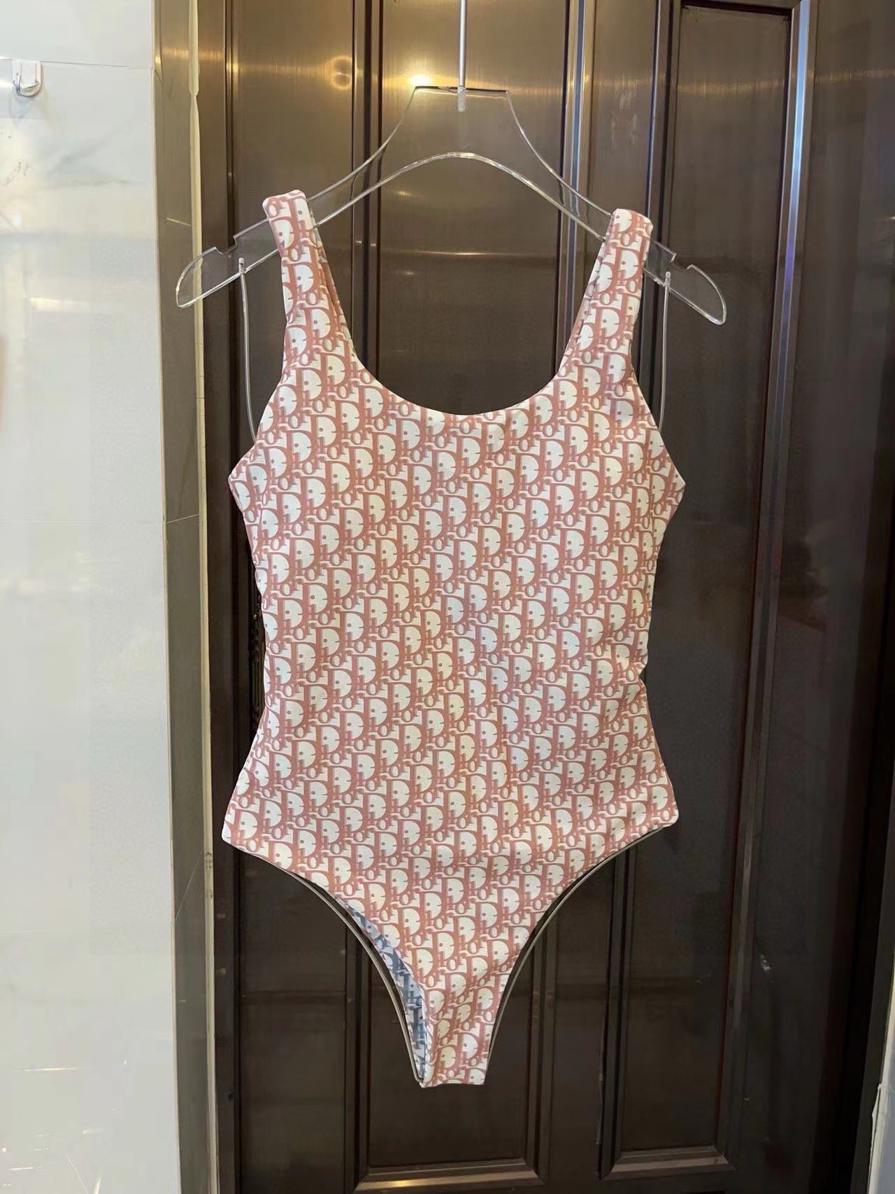 NO:303429,Dior is a one-piece double-sided wearable, with a careful design, which makes your waist slim and your legs look longer!  Very nice You can usually wear jeans and shorts as a onesie!  S M L XL. Swimsuits, Swimsuits, Bikinis, Dior, Dior, Shorts, Jeans, Swimsuits, Bikinis19860909Dior 迪奥连体双面可穿,小心机设计,收腰显瘦显腿长！超nice 平时可以配牛仔裤、短裤当连体衣穿！ S M L XL.泳衣泳裤比基尼,泳衣，泳裤，比基尼,dior,dior,shorts,jeans,swimsuits,bikinis,accessory