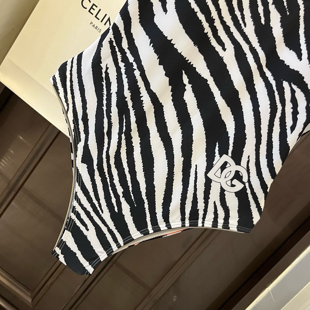 。
D&G杜嘉班纳新款高弹力健身瑜伽服运动套装~塑腰小背心 修身提臀显瘦打底裤脚          码数