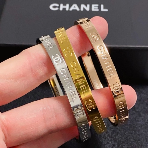 Bracelet Chanel Moyen avec Logo Gravé en Acier Inoxydable - Élégance et Style 1 Bracelet Chanel Moyen avec Logo Gravé en Acier Inoxydable - Élégance et Style