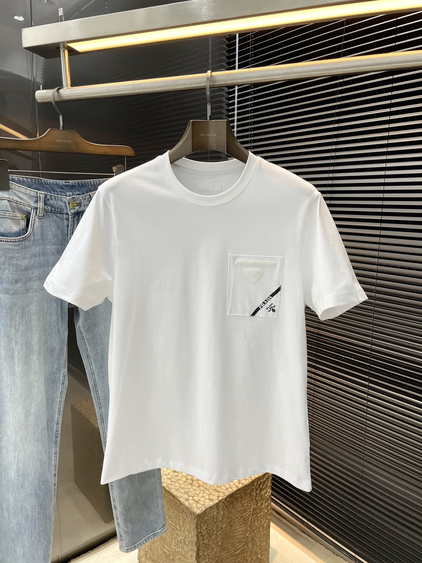 NO:126054,PRADA- (Prada) series VIP high-end customization 2025 spring and summer new short-sleeved style versatile styles anyone can easily control. Fully customized fabric craftsmanship, high-quality cotton fabric. The fabric feels soft and comfortable and soft on the upper body. The simple style is very classy, ​​simple and unique, fashionable, the style is very exquisite, showing the aura, and will highlight the exquisiteness of business men!  Size M-3XL, prada, prada, T-shirt, alexander wang19860909PRADA-（普拉达）系列 VIP高级定制 2025春夏季新款短袖 百搭款式 任何人都可以轻松驾驭 面料全订制工艺 高定一等品全棉面料 面料手感柔软,上身舒适柔软 简约的款式非常显档次,简约个性时尚,版型剪裁非常精致,显气场,又会凸显商务男士的精致！尺码M-3XL,,prada,prada,T-shirt,alexander wang,Men's clothing