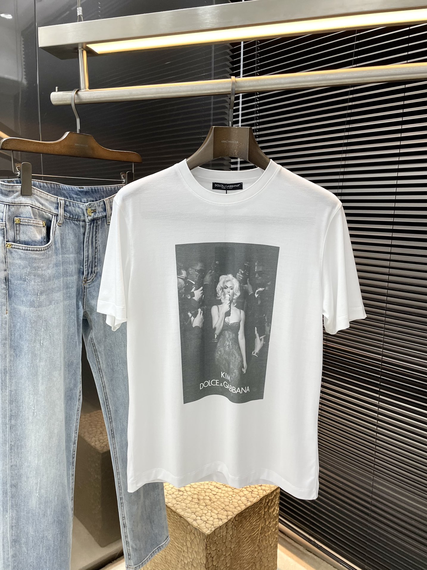 NO:126057,Dolce&Gabbana- (Dolce & Gabbana) series VIP high-end customization 2025 spring and summer new short-sleeved versatile styles anyone can easily control. Fully customized fabric craftsmanship, high-quality cotton fabric. The fabric feels soft and comfortable and soft on the upper body. The simple style is very classy, ​​simple and unique, fashionable, the style is very exquisite, showing the aura, and will highlight the exquisiteness of business men!  Size M-3XL, Dolce & Gabbana, Dolce & Gabbana, T-shirt, alexander wang19860909Dolce&Gabbana-（杜嘉班纳）系列 VIP高级定制 2025春夏季新款短袖 百搭款式 任何人都可以轻松驾驭 面料全订制工艺 高定一等品全棉面料 面料手感柔软,上身舒适柔软 简约的款式非常显档次,简约个性时尚,版型剪裁非常精致,显气场,又会凸显商务男士的精致！尺码M-3XL,,Dolce&Gabbana,Dolce&Gabbana,T-shirt,alexander wang,Men's clothing