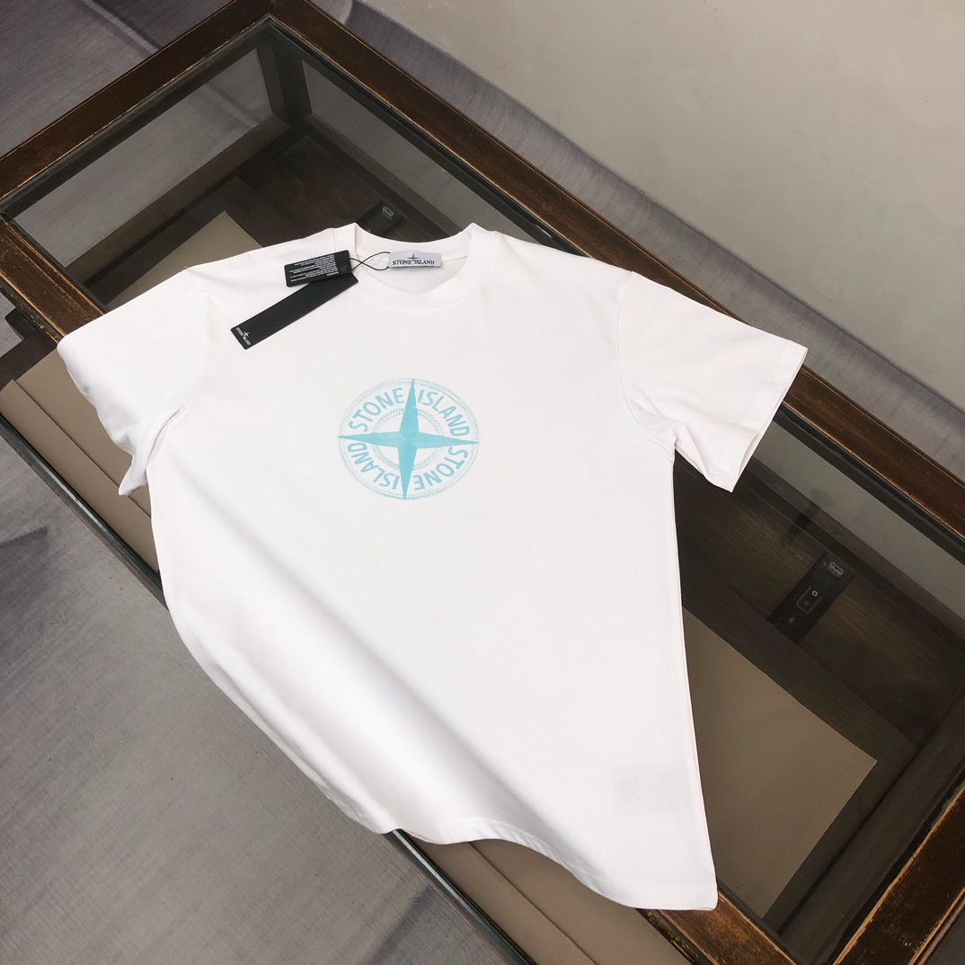 @P85💥 Stone Island 石头岛 最新款T恤，情侣款～时尚休闲爆款短t，特供定制棉质面料～ 纯棉T恤 ～经过预洗 防止出现变形缩水问题 上身体感更加舒适透气 ～ 全部现货供应～独特设计风格，潮流必备单品👍 color：黑色…