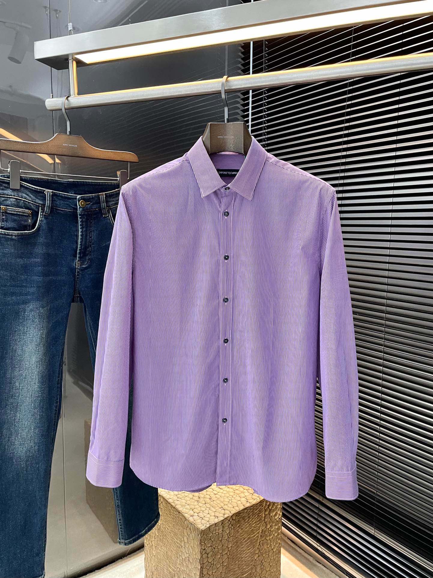 NO:126062,EmporioArmin- (Armani) Spring 2025 new product. While reinterpreting classic elements, the latest trendy accessories are favored by fashion people. The simple style makes you more personalized, and the special fabrics show an elegant and gentlemanly style. The special cotton shirt fabric presents you with a different hi-tail shirt. It is soft and skin-friendly, with a smooth and delicate touch, straight dress, and a SLIM FIT tailored. It is absolutely crisp and handsome!  It is a slim style. It is a good choice for versatile daily or business occasions. It is high-quality, perfect and handsome in business and casual!  Size 48-56, Armani,shirts,alexander wang19860909EmporioArmin-（阿玛尼） 2025春季新品 重新诠释经典元素的同时,最新潮流配饰 时尚人士的青睐 简约的风格令您更具个性,特殊面料展现典雅绅士风范.特殊棉衬衫面料为你呈现不一样的高定衬衣 绵软亲肤,手感柔滑细腻,穿着笔挺,剪裁属于SLIM FIT 绝对挺括帅气的版型！属于修身款式 百搭日常或者商务场合都是很好的选择,高品质的,商务休闲完美帅气驾驭！尺码48-56,,armani,shirts,alexander wang,Men's clothing