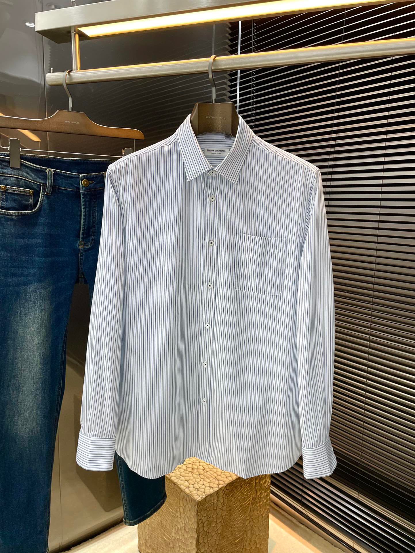 NO:126060,Thom Brwne- (Tom Brown) Spring 2025 new product. While reinterpreting classic elements, the latest trendy accessories are favored by fashion people. The simple style makes you more personalized, and the special fabrics show an elegant and gentlemanly style. The special cotton shirt fabric presents you with a different hi-tail shirt. It is soft and skin-friendly, with a smooth and delicate touch, straight dress, and a SLIM FIT tailored. It is absolutely crisp and handsome!  It is a slim style. It is a good choice for versatile daily or business occasions. It is high-quality, perfect and handsome in business and casual!  Size 48-56, thom browne,shirts,alexander wang19860909Thom Brwne-（汤姆布朗）2025春季新品 重新诠释经典元素的同时,最新潮流配饰 时尚人士的青睐 简约的风格令您更具个性,特殊面料展现典雅绅士风范.特殊棉衬衫面料为你呈现不一样的高定衬衣 绵软亲肤,手感柔滑细腻,穿着笔挺,剪裁属于SLIM FIT 绝对挺括帅气的版型！属于修身款式 百搭日常或者商务场合都是很好的选择,高品质的,商务休闲完美帅气驾驭！尺码48-56,,thom browne,shirts,alexander wang,Men's clothing