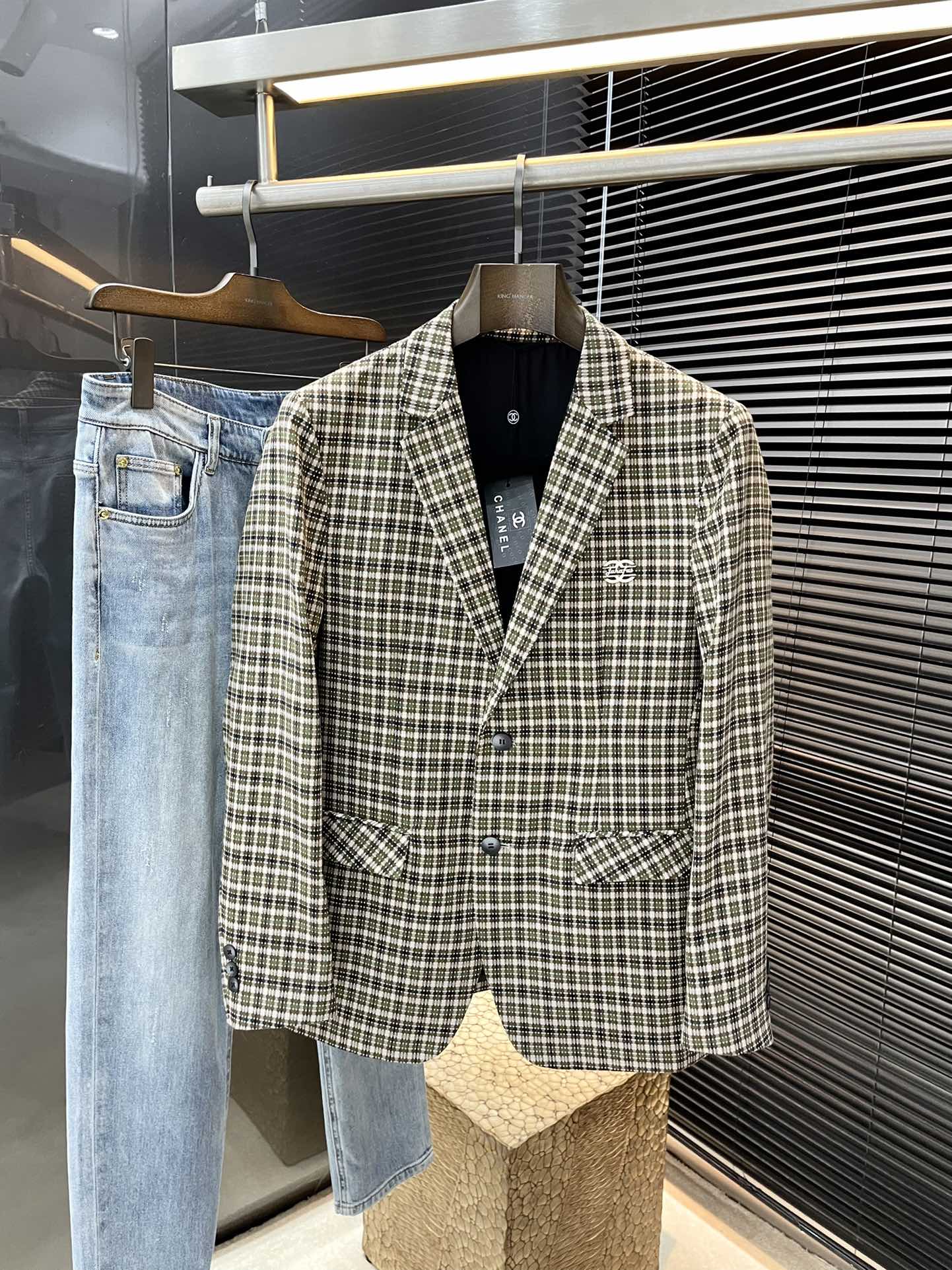 NO:126065,CHANEL (Chanel) 2025 spring and summer new suit jacket. Fashionable and casual, imported cotton fabric, light luster, soft and smooth, delicate texture. Perfect tailoring, comfortable, styling and stylish. I can't describe the feel. Handsome and capable design. The style is a slim style. The wear is super rigorous and the lock edge details are all very rigorous and exquisite. Absolutely first-line OEM requirements!  Very fashionable casual suit worth owning!  Size M-3XL, chanel, chanel, jackets & coats, business suit, alexander wang19860909CHANEL（香奈儿）2025春夏季新品西装外套.时尚商务休闲,进口全棉面料 淡淡光泽 柔软顺滑 质感细腻.完美剪裁合体贴身 舒适 塑形有型.手感我无法言喻 帅气干练设计 版型属于修身款式 穿着超赞 锁边细节 都非常严谨考究 绝对一线代工要求！非常时尚休闲便装西服 值得拥有！尺码M-3XL,,chanel,chanel,jackets & coats,business suit,alexander wang,Men's clothing