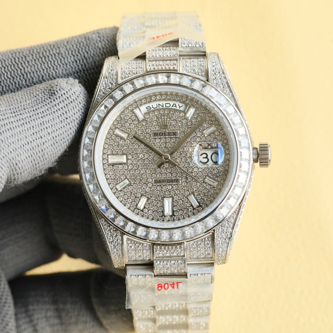 NO:148191,White and gold rich version full diamond log is shocking. The Rolex ROLEX Oyster Perpetual Log Series is a treasure of the gem-set watch series. The eternal gold watch is set with the most rare diamonds, fully demonstrating Rolex's extraordinary skills in gem-setting. Brand: Rolex Rolex Series: Log Series Watches Movement: Pearl 2813 Movement Strap: Diamond-setting steel bracelet Size: 41mm Material: 316 stainless steel   sapphire glass, Rolex, gold19860909白 金 土豪版满钻日志 震撼来袭 劳力士ROLEX蚝式恒动日志系列,堪为宝石镶嵌腕表系列之瑰宝. 永恒黄金腕表镶嵌最珍稀的钻石,充分展现劳力士在宝石镶嵌方面的非凡技艺. 品牌:Rolex劳力士 系列:日志系列腕表 机芯:明珠2813机芯 表带:镶钻精钢表链 尺寸:41mm 材料:316精钢 蓝宝石玻璃,,rolex,gold,Watch