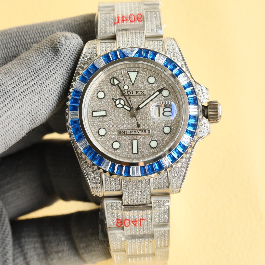 NO:148207,Unified Luxury version of Full Diamond GMT is coming!  Rolex ROLEX Greenwich series is a treasure of the gem-set watch series. The eternal gold watch is set with the rarest diamonds, fully demonstrating Rolex's extraordinary skills in gem-setting. Brand: Rolex Rolex Series: Water Ghost Series Watch Movement: Pearl 2813 Movement Strap: Diamond-in steel bracelet Size: 40mm Material: 316 stainless steel   sapphire glass, Rolex, gold19860909统一 土豪版满钻GMT 震撼来袭！ 劳力士ROLEX 格林尼治系列,堪为宝石镶嵌腕表系列之瑰宝. 永恒黄金腕表镶嵌最珍稀的钻石,充分展现劳力士在宝石镶嵌方面的非凡技艺. 品牌:Rolex劳力士 系列:水鬼系列腕表 机芯:明珠2813机芯 表带:镶钻精钢表链 尺寸:40mm 材料:316精钢 蓝宝石玻璃,,rolex,gold,Watch