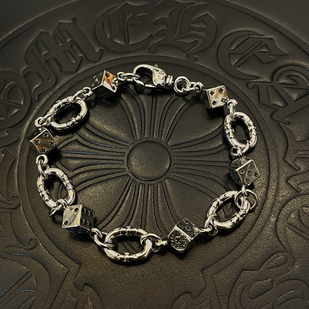 NO:106125,New [Counter Quality] Chrome Hearts Croxin Classic Retro Dice Bracelet with different concave and convex shapes, presenting unique styles. Cross Scout flowers are Croxin's ambitions, so they last longer. Genuine version of Chrome Hearts Croxin, differentiating the market ordinary light version, matching the quality, looking at the details of the letter printing, retro and old gray oxygen level. Seiko version!  !  !  Pure handmade ~ Authentic model opening must-have fashion and fashion, both men and women can wear it, same style for couples, original official website, rock punk style silver style, retro elements, trendy and versatile!  , jewelry boutique, chrome hearts, chrome hearts, bracelet19860909新款【专柜品质】Chrome Hearts克罗心经典复古骰子手链 凹凸造型不同的花纹设计风格 呈现出与众不同 十字架 童军花是克罗心的志 所以更经久不衰 正品打版Chrome Hearts克罗心 区别市场普通轻版 对版对标品质 看字印细节 复古做旧灰氧程度.精工版本！！！ 纯手工打造 ～正品开模潮流时尚必备 男女均可佩戴 情侣同款 官网原版 摇滚朋克泰银风格 复古元素 潮流百搭！,饰品精品,chrome hearts,chrome hearts,bracelet,Jewelry