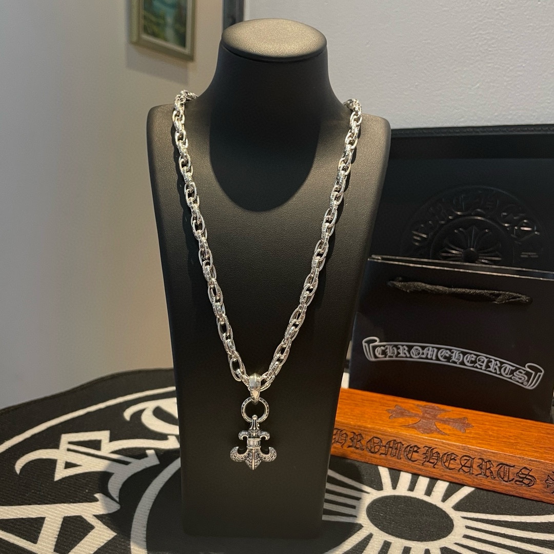 NO:106128,New [Counter Quality] Chrome Hearts Croxin Classic retro letter buckle necklace Fully diamond Scout flower pendant Kuaishou/ins/Little Red Book Popular, Different concave and convex design styles, presenting uniqueness, Cross Scout flower is Croxin's ambition, so it lasts for a long time, genuine Chrome Hearts Croxin, differentiates the market ordinary light version, benchmarks the quality of the version, looks at the details of the letter printing, retro old gray oxygen level. Seiko version!  !  !  Pure handmade ~ Authentic model opening must-have fashion and fashion, both men and women can wear it, same style for couples, original official website, rock punk style silver style, retro elements, trendy and versatile!  , jewelry boutique, chrome hearts, chrome hearts, necklace19860909新款【专柜品质】Chrome Hearts克罗心 经典复古字母环扣项链 满钻童军花吊坠 快手/ins/小红书热门 凹凸造型不同的花纹设计风格 呈现出与众不同 十字架 童军花是克罗心的志 所以更经久不衰 正品打版Chrome Hearts克罗心 区别市场普通轻版 对版对标品质 看字印细节 复古做旧灰氧程度.精工版本！！！ 纯手工打造 ～正品开模潮流时尚必备 男女均可佩戴 情侣同款 官网原版 摇滚朋克泰银风格 复古元素 潮流百搭！,饰品精品,chrome hearts,chrome hearts,necklace,Jewelry