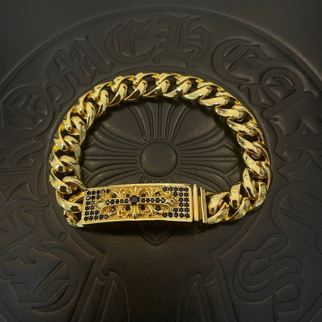 NO:106137,Batch of the counter quality Chrome Hearts Croxin golden classic twist retro cross flower black diamond bracelet, different pattern design styles with concave and concave shapes present a unique style. Cross Scout flowers are Croxin's ambitions, so they last longer. Genuine version Chrome Hearts Croxin necklaces are the ordinary light version of the market. The quality is benchmarked against the quality of the version. The details of the print are retro and old gray oxygen. Seiko version!  !  !  Pure handmade ~ Authentic model opening must-have fashion and fashion, both men and women can wear it, same style for couples, original official website, rock punk style silver style, retro elements, trendy and versatile!  , jewelry boutique, chrome hearts, chrome hearts, necklace, bracelet, gold19860909批 专柜品质Chrome Hearts克罗心黄金色经典麻花复古十字花黑钻手链,凹凸造型不同的花纹设计风格 呈现出与众不同 十字架 童军花是克罗心的志 所以更经久不衰 正品打版Chrome Hearts克罗心项链区别市场普通轻版 对版对标品质 看字印细节 复古做旧灰氧程度.精工版本！！！ 纯手工打造 ～正品开模潮流时尚必备 男女均可佩戴 情侣同款 官网原版 摇滚朋克泰银风格 复古元素 潮流百搭！,饰品精品,chrome hearts,chrome hearts,necklace,bracelet,gold,Jewelry