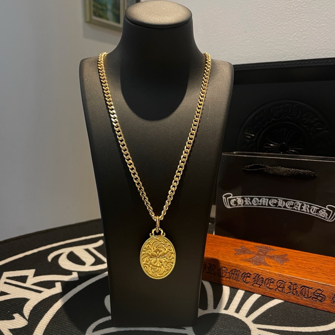 NO:106126,[Counter Quality] Chrome Hearts Croxin classic gold classic necklace, oval cross flower pendant, different pattern design styles with concave and convex shapes, presenting uniqueness. Cross Scout flowers are Croxin's ambition, so they last longer. Genuine version of Chrome Hearts Croxin, differentiated from the market, benchmarked on the quality of the version, looking at the details of the letter printing, retro old gray oxygen level. Seiko version!  !  !  Pure handmade ~ Authentic model opening must-have fashion and fashion, both men and women can wear it, same style for couples, original official website, rock punk style silver style, retro elements, trendy and versatile!  , jewelry boutique, chrome hearts, chrome hearts, necklace, gold19860909【专柜品质】Chrome Hearts克罗心经典黄金色经典项链,椭圆十字花吊坠 凹凸造型不同的花纹设计风格 呈现出与众不同 十字架 童军花是克罗心的志 所以更经久不衰 正品打版Chrome Hearts克罗心 区别市场普通轻版 对版对标品质 看字印细节 复古做旧灰氧程度.精工版本！！！ 纯手工打造 ～正品开模潮流时尚必备 男女均可佩戴 情侣同款 官网原版 摇滚朋克泰银风格 复古元素 潮流百搭！,饰品精品,chrome hearts,chrome hearts,necklace,gold,Jewelry