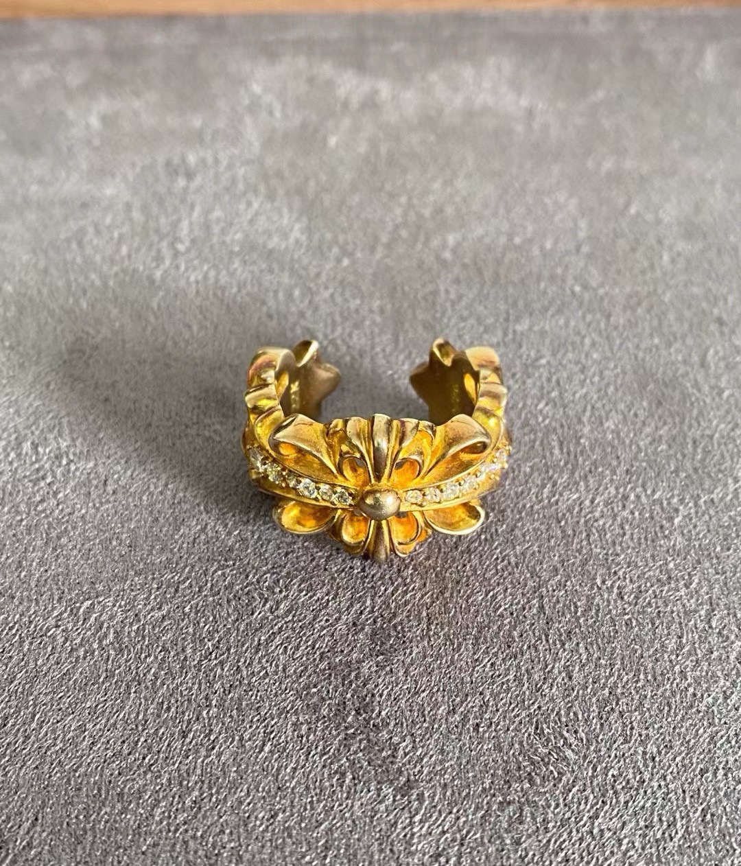 NO:106132,[Counter Quality] Chrome Hearts Croxin golden white diamond cross opening ring, because the classic style is definitely a must-have for Croxin powder. Seiko quality. Pure handmade. ~ Genuine mold opening trend and fashion must be worn by both men and women. Couple style. Rock Punk Tsing Silver Style. Retro elements. Trendy and versatile. The same style on the official website, jewelry quality, chrome hearts, chrome hearts, ring, gold19860909批【专柜品质】 Chrome Hearts 克罗心黄金色白钻十字架开口戒指,正因为经典这款绝对是克罗心粉必入款 精工品质 纯手工打造 ～正品开模潮流时尚必备 男女均可佩戴 情侣款同款 摇滚朋克泰银风格 复古元素 潮流百搭 官网同款,饰品精品,chrome hearts,chrome hearts,ring,gold,Jewelry