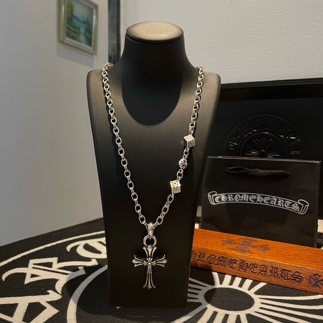 NO:115007,TikTok/Kuaishou/ins/Xiaohongshu/Live Hot, New [Counter Quality] Chrome Hearts Cross Flower Ball Necklace, Cross Pendant, Concave and Convex and Convex Scout Flowers are Croxin's ambition, so they last forever. Genuine version of Chrome Hearts Croxin, different light version of the market, benchmarking quality, looking at the details of the letter printing, retro old gray oxygen level. Seiko version!  !  !  Pure handmade ~ Authentic model opening must-have fashion and fashion, both men and women can wear it, same style for couples, original official website, rock punk style silver style, retro elements, trendy and versatile!  , jewelry boutique, chrome hearts, chrome hearts, necklace19860909批 抖音/快手/ins/小红书/直播热门 ,新款【专柜品质】Chrome Hearts克罗心十字花球项链 ,十字架吊坠,凹凸造型不同的花纹设计风格 呈现出与众不同 十字架 童军花是克罗心的志 所以更经久不衰 正品打版Chrome Hearts克罗心 区别市场普通轻版 对版对标品质 看字印细节 复古做旧灰氧程度.精工版本！！！ 纯手工打造 ～正品开模潮流时尚必备 男女均可佩戴 情侣同款 官网原版 摇滚朋克泰银风格 复古元素 潮流百搭！,饰品精品,chrome hearts,chrome hearts,necklace,Jewelry