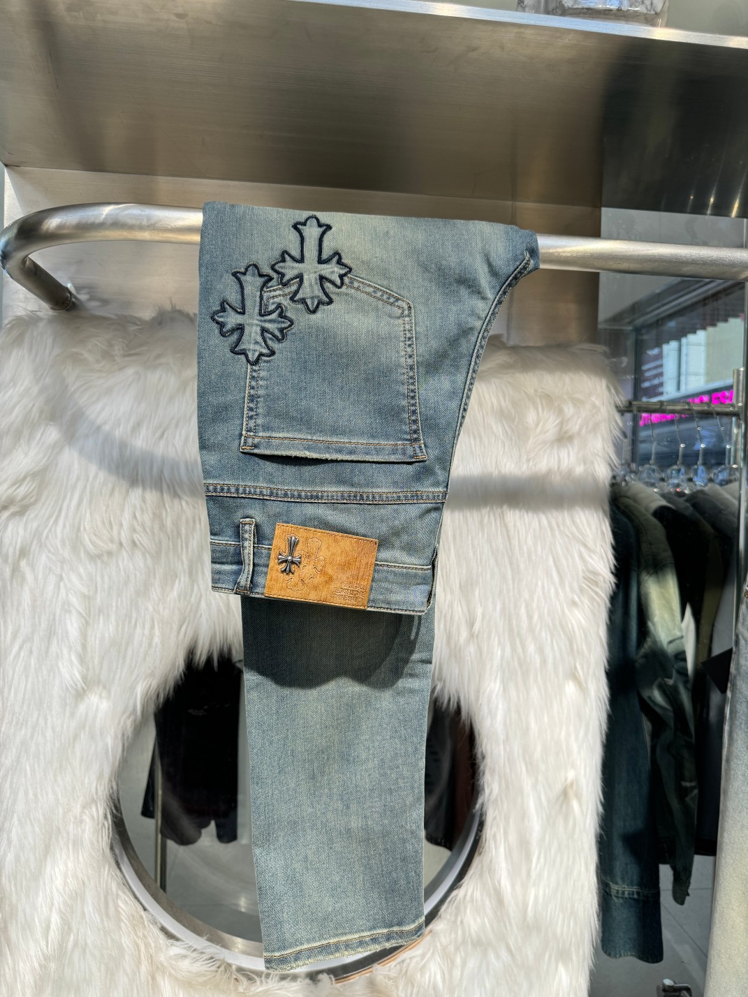 NO:126828,The wrong price is Croxin 25ss Spring and Summer New Style, Men's Small Straight Original Single Jeans, Stretch Fabrics, Complex Handicrafts, Any washing step lasts for a few seconds and will become a completely different color effect, so it is more precious, especially long-lasting and odor-resistant... Choose the best tannin elastic texture, genuine leather leather cards, high-quality metal accessories... to create a unique and original jeans style!  Number of codes 29-38 None 37, Chrome hearts, jeans, alexander wang19860909上错价 克罗心25ss春夏新款 男士小直筒原单 牛仔裤 ,弹力面料,复杂的手工艺叠加,任何一个洗水环节多停留几秒都会变成完全不一样的颜色效果,所以越加珍贵,特别持久、耐味…… 选用上乘的丹宁弹力质感,真皮皮牌、高定的金属辅料……打造出独特及原创的牛仔裤款型！ 码数29-38 无37,,chrome hearts,jeans,alexander wang,Men's clothing