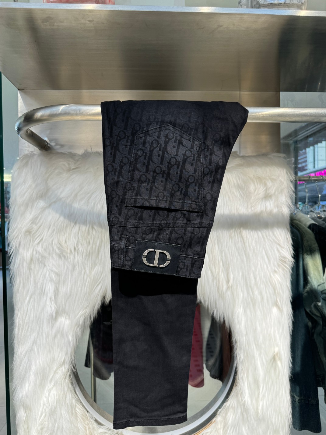 NO:126830,The wrong price Dior 25ss spring and summer new style, men's small straight-leg original single jeans, elastic fabric, complex handicraft superposition, any washing step lasts for a few seconds, will become completely different color effects, so it is more precious, especially long-lasting and odor-resistant... Choose the best tannin elastic texture, genuine leather leather cards, high-quality metal accessories... to create a unique and original jeans style!  . Number of codes 29-38 None 37,,dior,jeans,alexander wang19860909上错价 迪奥25ss春夏新款 男士小直筒原单 牛仔裤 弹力面料,复杂的手工艺叠加,任何一个洗水环节多停留几秒都会变成完全不一样的颜色效果,所以越加珍贵,特别持久、耐味…… 选用上乘的丹宁弹力质感,真皮皮牌、高定的金属辅料……打造出独特及原创的牛仔裤款型！. 码数29-38 无 37,,dior,jeans,alexander wang,Men's clothing