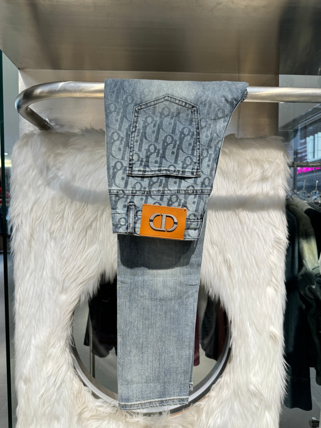 NO:126833,The wrong price Dior 25ss spring and summer new style, men's small straight-leg original single jeans, elastic fabric, complex handicraft superposition, any washing step lasts for a few seconds, will become completely different color effects, so it is more precious, especially long-lasting and odor-resistant... Choose the best tannin elastic texture, genuine leather leather cards, high-quality metal accessories... to create a unique and original jeans style!  . Code count 29-38 None 37,,dior,jeans,alexander wang19860909上错价 迪奥25ss春夏新款 男士小直筒原单 牛仔裤 弹力面料,复杂的手工艺叠加,任何一个洗水环节多停留几秒都会变成完全不一样的颜色效果,所以越加珍贵,特别持久、耐味…… 选用上乘的丹宁弹力质感,真皮皮牌、高定的金属辅料……打造出独特及原创的牛仔裤款型！. 码数29-38 无37,,dior,jeans,alexander wang,Men's clothing