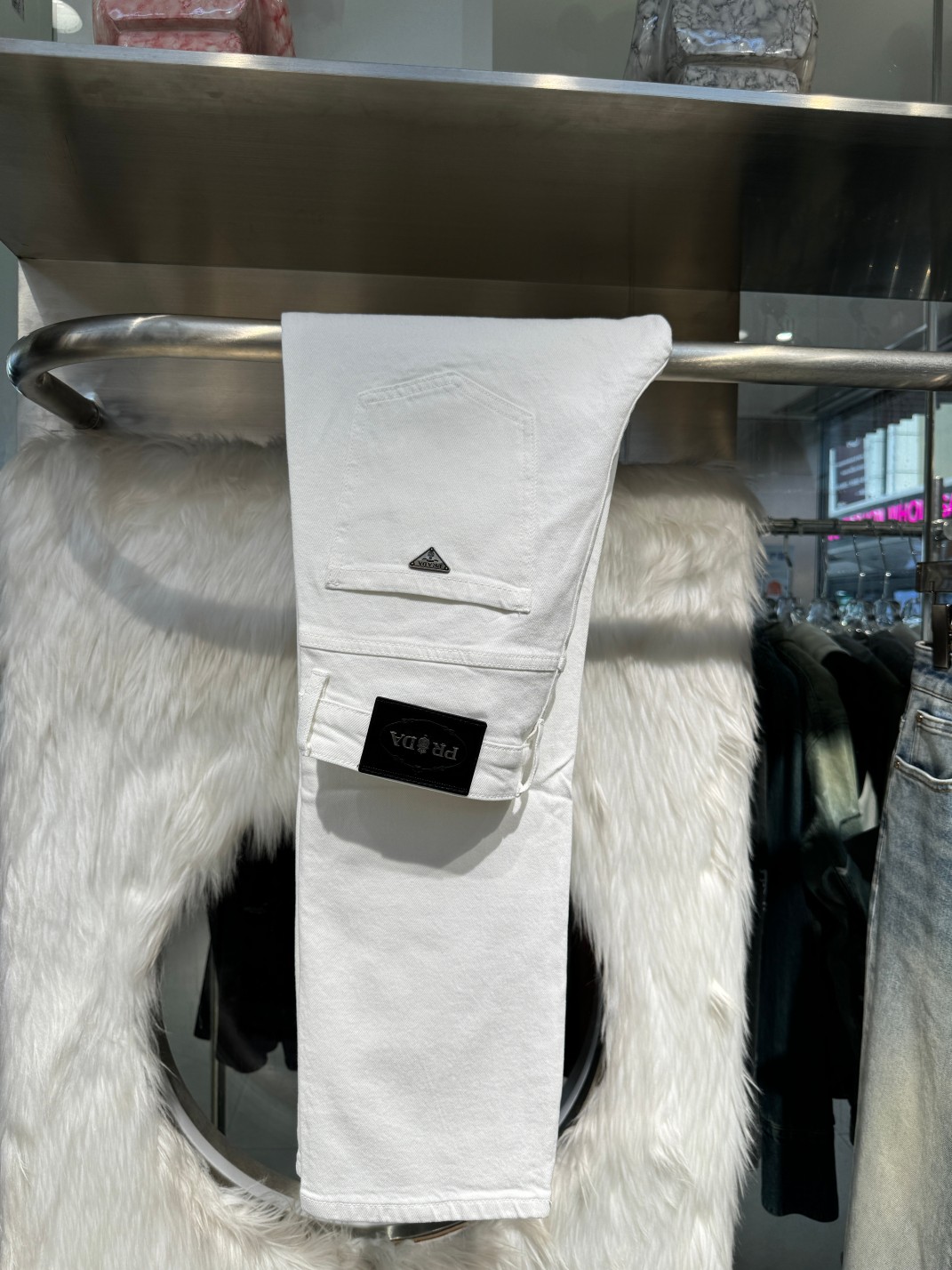 NO:135153,Prada 25ss Spring and Summer New Style, Men's Small Straight Original Single Jeans Stretch Fabric, Complex Handicraft Superimposed, Any Washing Step lasts for a few seconds and will become a completely different color effect, so it is more precious, especially long-lasting and odor-resistant... Choose the best tannin elastic texture, genuine leather leather cards, high-quality metal accessories... to create a unique and original jeans style!  . Code count 29-38 None 35, 37,,prada,jeans,alexander wang19860909普拉达25ss春夏新款 男士小直筒原单 牛仔裤 弹力面料,复杂的手工艺叠加,任何一个洗水环节多停留几秒都会变成完全不一样的颜色效果,所以越加珍贵,特别持久、耐味…… 选用上乘的丹宁弹力质感,真皮皮牌、高定的金属辅料……打造出独特及原创的牛仔裤款型！. 码数29-38 无35, 37,,prada,jeans,alexander wang,Men's clothing