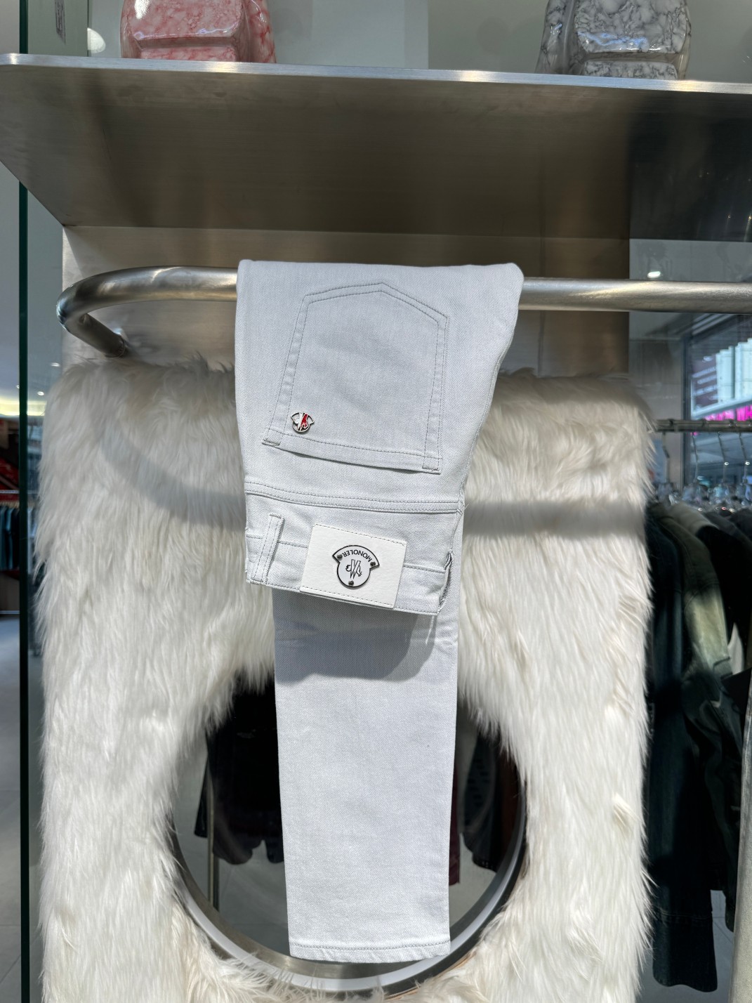 NO:135155,The new spring and summer style of 25ss covert mouth, men's small straight-leg original single jeans, elastic fabric, complex handicraft superposition, any washing step lasts for a few seconds, will become completely different color effects, so it is more precious, especially long-lasting and taste-resistant... Choose the best tannin elastic texture, genuine leather leather cards, high-quality metal accessories... to create a unique and original jeans style!  . Code count 29-38 None 35,37,,Moncler,jeans,alexander wang19860909蒙口25ss春夏新款 男士小直筒原单 牛仔裤 弹力面料,复杂的手工艺叠加,任何一个洗水环节多停留几秒都会变成完全不一样的颜色效果,所以越加珍贵,特别持久、耐味…… 选用上乘的丹宁弹力质感,真皮皮牌、高定的金属辅料……打造出独特及原创的牛仔裤款型！. 码数29-38 无 35,37,,Moncler,jeans,alexander wang,Men's clothing