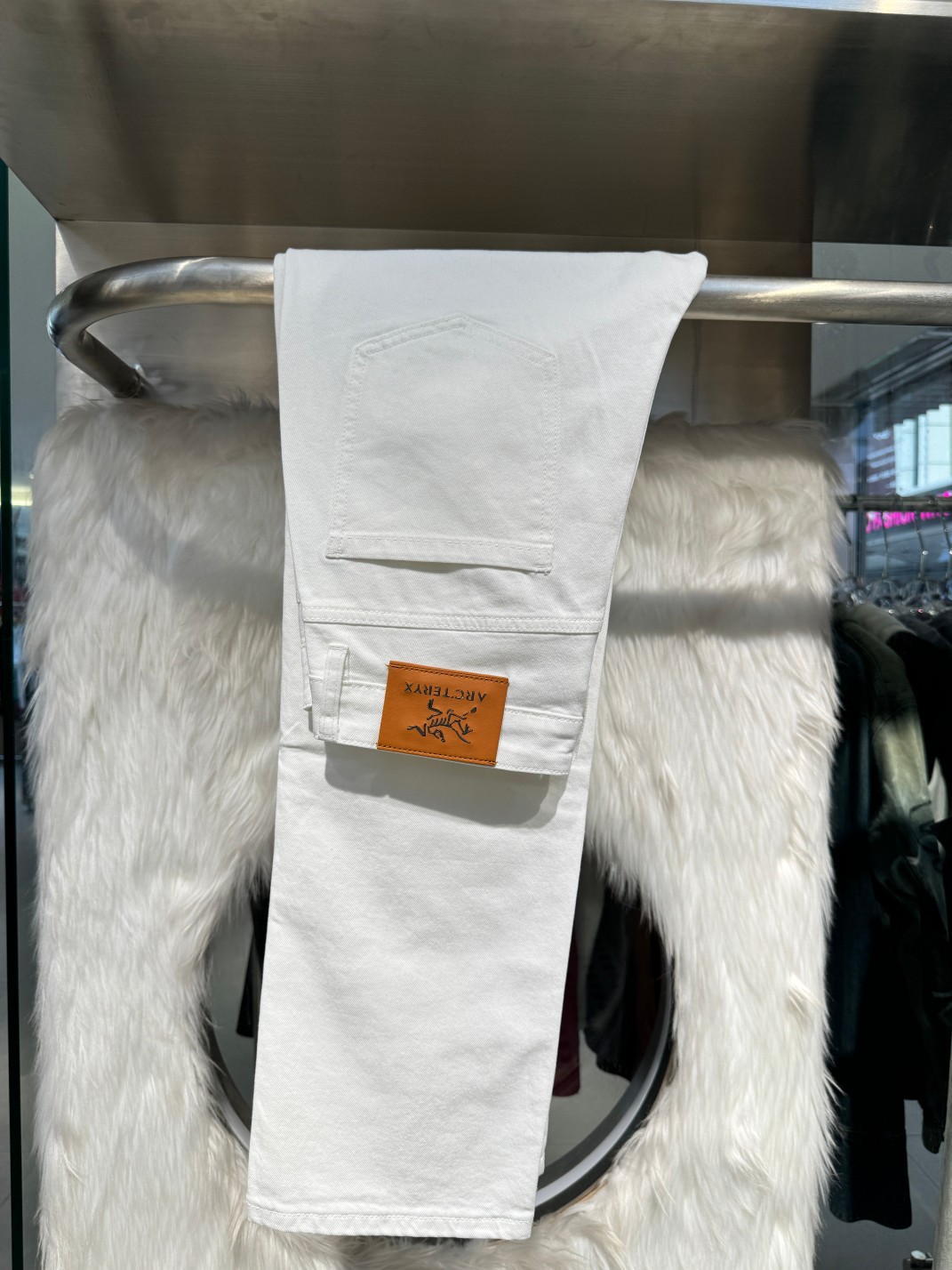 NO:135159,Archaeoptera bird 25ss spring and summer new style, men's small straight-leg original single jeans, elastic fabric, complex handicraft superposition, any washing step lasts for a few seconds, will become completely different color effects, so it is more precious, especially long-lasting and taste-resistant... Choose the best tannin elastic texture, genuine leather brand, high-quality metal accessories... to create a unique and original jeans style!  . Code count 29-38 None 35,37,arc'teryx,jeans,alexander wang19860909始祖鸟25ss春夏新款 男士小直筒原单 牛仔裤 弹力面料,复杂的手工艺叠加,任何一个洗水环节多停留几秒都会变成完全不一样的颜色效果,所以越加珍贵,特别持久、耐味…… 选用上乘的丹宁弹力质感,真皮皮牌、高定的金属辅料……打造出独特及原创的牛仔裤款型！. 码数29-38 无35,37,arc'teryx,jeans,alexander wang,Men's clothing