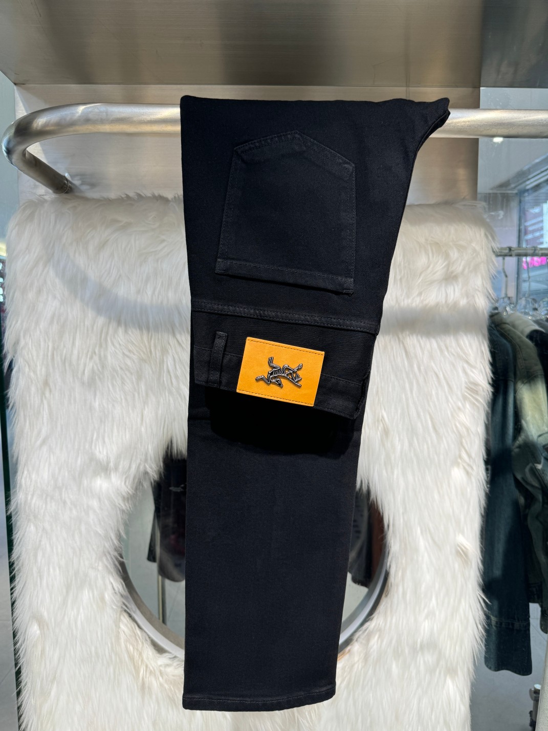 NO:135157,Archaeoptera bird 25ss spring and summer new style, men's small straight-leg original single jeans, elastic fabric, complex handicraft superposition, any washing step lasts for a few seconds, will become completely different color effects, so it is more precious, especially long-lasting and taste-resistant... Choose the best tannin elastic texture, genuine leather brand, high-quality metal accessories... to create a unique and original jeans style!  . Code count 29-38 None 35, 37,arc'teryx,jeans,alexander wang19860909始祖鸟25ss春夏新款 男士小直筒原单 牛仔裤 弹力面料,复杂的手工艺叠加,任何一个洗水环节多停留几秒都会变成完全不一样的颜色效果,所以越加珍贵,特别持久、耐味…… 选用上乘的丹宁弹力质感,真皮皮牌、高定的金属辅料……打造出独特及原创的牛仔裤款型！. 码数29-38 无35, 37,arc'teryx,jeans,alexander wang,Men's clothing