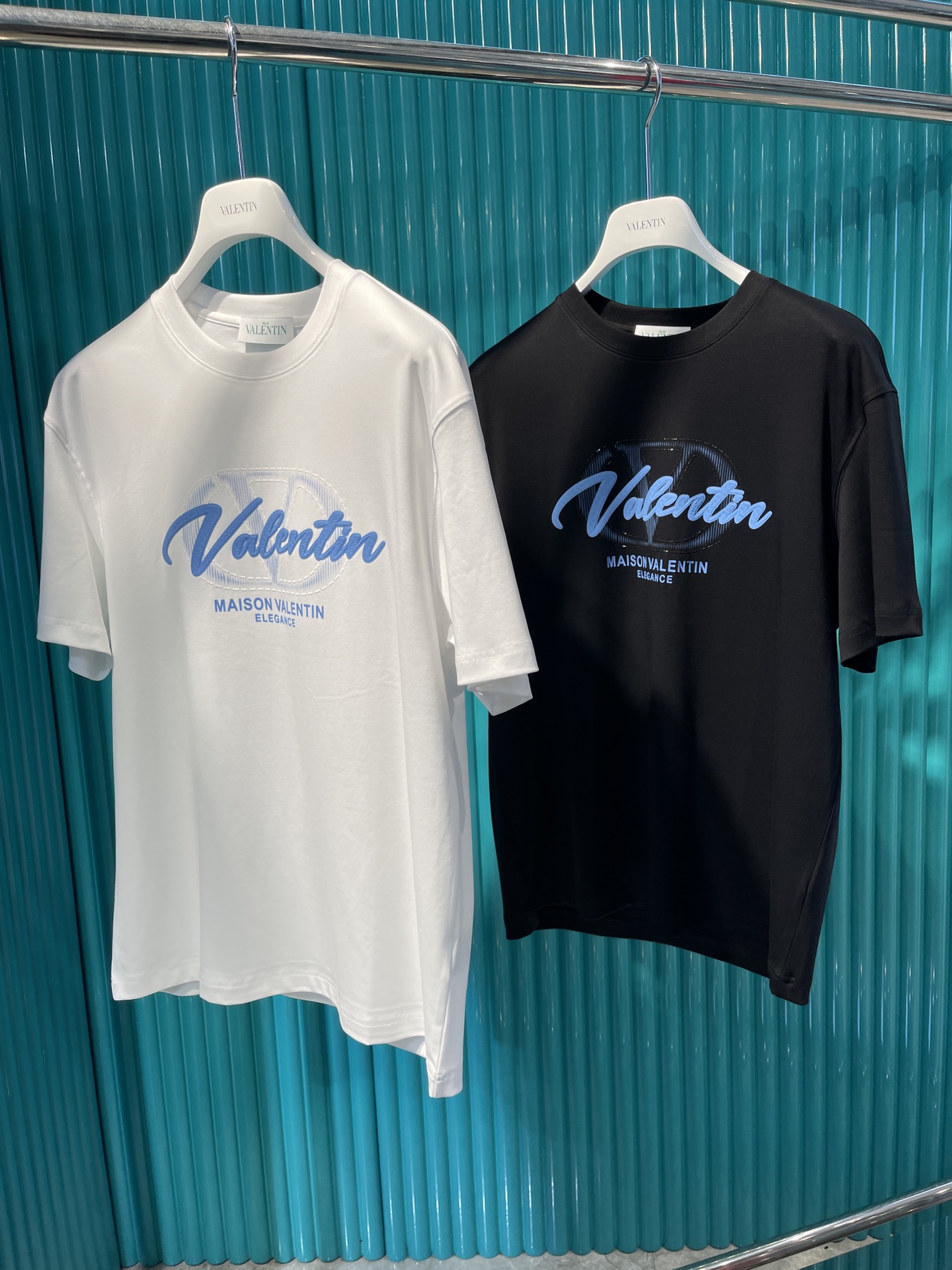 NO:125939,Valentino-2025 high-quality tin silk cotton T-shirt embroidery style, size 48-56, valentino, tees, t-shirt, alexander wang19860909华伦天奴-2025高品质天丝棉T恤刺绣款,48-56码,,valentino,tees，t-shirt,alexander wang,Men's clothing