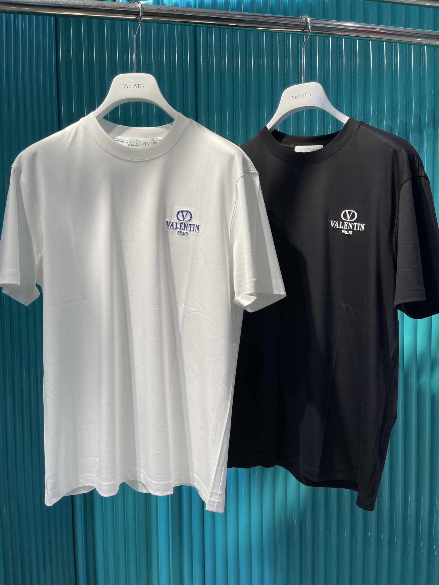 NO:125942,Valentino-2025 high-quality tin silk cotton T-shirt embroidery style, size 48-56, valentino, tees, t-shirt, alexander wang19860909华伦天奴-2025高品质天丝棉T恤刺绣款,48-56码,,valentino,tees，t-shirt,alexander wang,Men's clothing