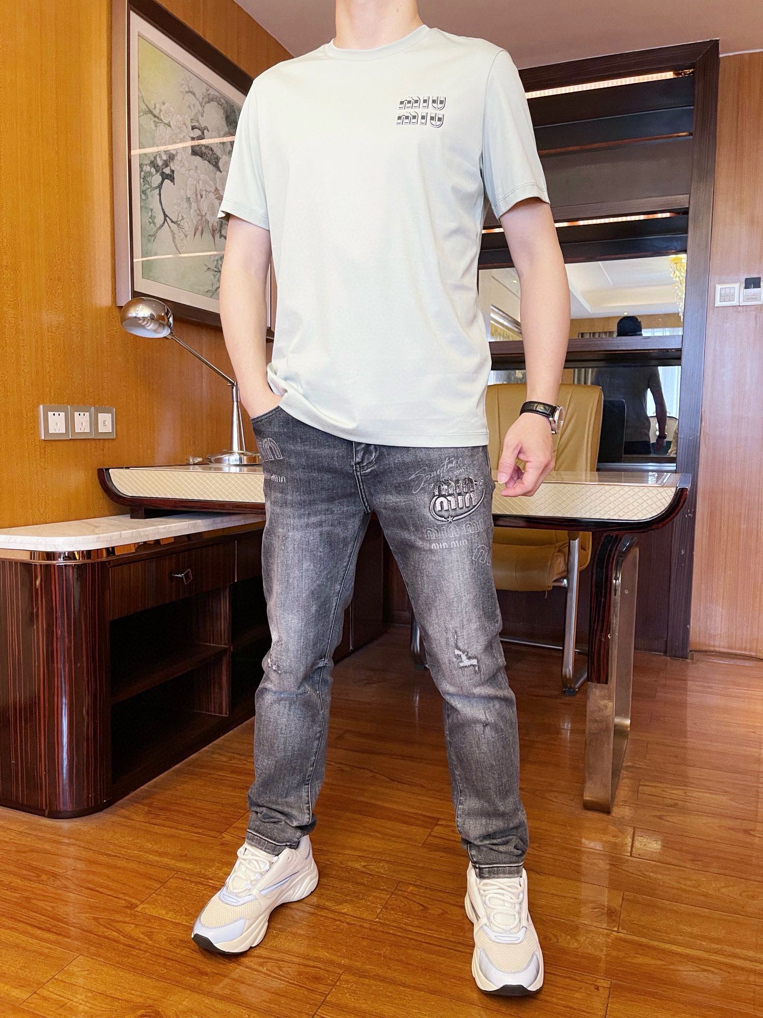 NO:125951,Miumiu-2025 counter latest jeans are shipped, European and American counters are on sale simultaneously. Selected custom tannins imported from Italy and matched with the latest straight slim design. The front pocket brand logo and the latest leather logo show the charm. You are definitely worthy of it. The number of codes is 29-38 (model 173/130 wears 31, with Hong Kong Lane Crawford gift box packaging), Miumiu, jeans, alexander wang19860909Miumiu-2025专柜最新款牛仔裤出货 欧美专柜同步发售.精选意大利进口定制丹宁面料搭配最新的直筒修身设计,前口袋品牌标志和最新皮标相当彰显韵味 您绝对值得拥有.码数29-38（模特173/130穿31,配香港连卡佛礼盒包装）,,miumiu,jeans,alexander wang,Men's clothing