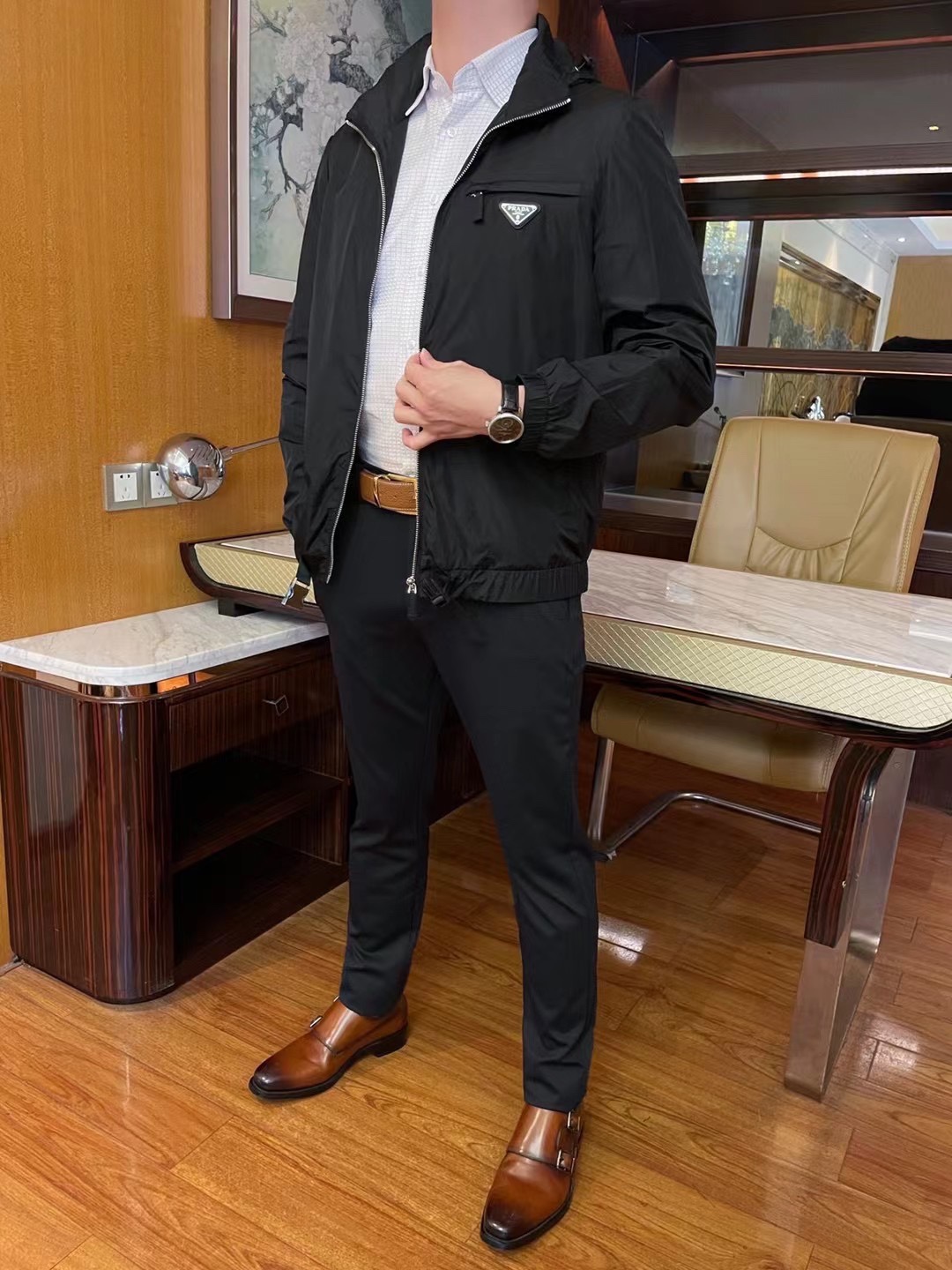 NO:125954,Prada--The latest jackets for the 2025 counter are shipped, and Milan counters are on sale at the same time!  Selected Italian imported polyester fabrics with simple and elegant designs, the exquisite triangle marks on the chest and the clasp embellishment on the hem make this dress look more elegant. Business information is very suitable. Size 48-56 (model 173/130 wears 48, with Hong Kong Lane Crawford gift box packaging), prada, jackets & coats, alexander wang19860909普拉达--2025专柜最新款外套出货,米兰专柜同步发售！精选意大利进口聚酯纤维面料搭配简约大方的设计,胸前的精致三角标和下摆的卡扣点缀让这件衣服更显雅致 商务信息都非常适合.尺码48-56码（模特173/130穿48,配香港连卡佛礼盒包装）,,prada,jackets & coats,alexander wang,Men's clothing