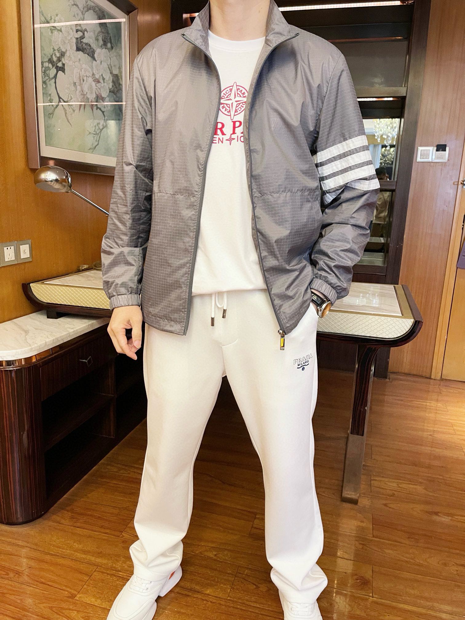 NO:125960,TB-2025 counter latest hot jackets are shipped, and European and American counters are popular!  Selected Italian imported polyester fabrics with the latest design, the 4 bar elements on the single-sided cuffs highlight the fashion, and the upper body effect needs no more. Size: 48-56 (model 173/130 wears 48 sizes, with Hong Kong Lane Crawford gift box packaging), Jackets & coats, alexander wang19860909TB-2025专柜最新爆款外套出货 欧美专柜热销单品！精选意大利进口聚酯纤维面料搭配最新的设计,单边袖口的4条杠元素彰显时尚 上身效果不用多说.尺码:48-56（模特173/130穿48码,配香港连卡佛礼盒包装）,,jackets & coats,alexander wang,Men's clothing