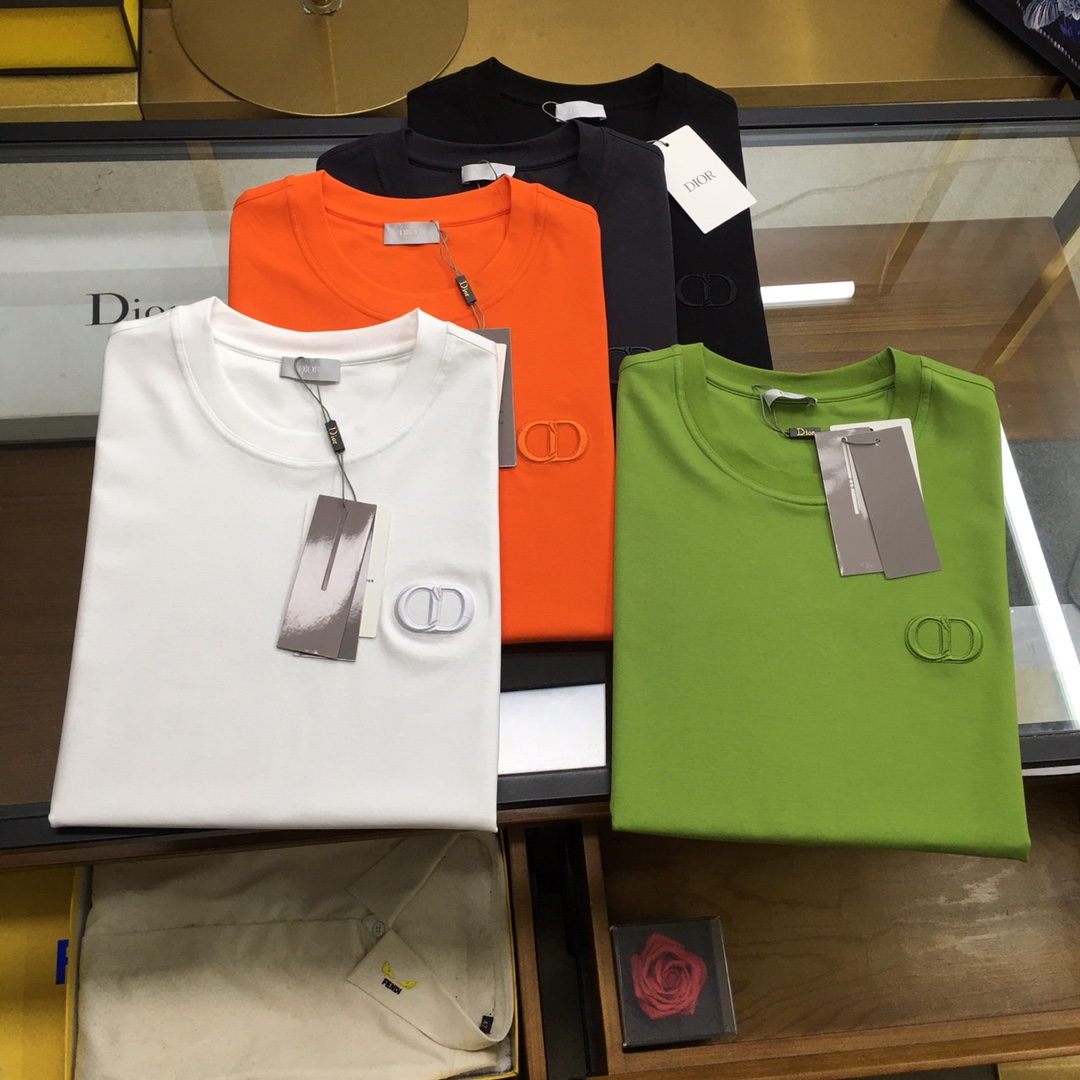 NO:126231,New product [Dio..r...] The latest short-sleeved round-neck T-shirt in the first spring and summer counter in 2025, high-end customization, avant-garde and fashionable design!  Brand logo heavy craft design, high-end customized mercerated cloud cotton fabric, soft feel, comfortable to wear, exquisite counter-level car line, fine workmanship, invincible and handsome upper body effect!  A must-have item for handsome men!  The color is shown in the figure. Code number M-3XL, dior, T-shirt,tees, t-shirt,alexander wang19860909新品【Dio..r...】 2025春夏首发专柜最新款短袖圆领T恤 高端订制 设计前卫时尚！品牌logo重工艺设计 高端定制丝光云朵棉面料.手感柔软.穿着舒适.专柜级别精致车线.做工精细.上身效果无敌帅气！型男必备单品！ 颜色如图 码数M-3XL,,dior,T-shirt,tees，t-shirt,alexander wang,Men's clothing