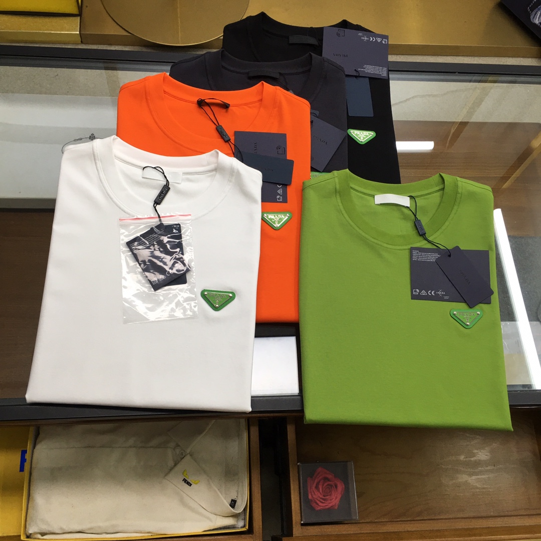 NO:126234,New product [Prad...] The latest short-sleeved round-neck T-shirt in the first spring and summer counter in 2025, high-end customization, avant-garde and fashionable design!  Brand logo heavy craft design, high-end customized mercerated cloud cotton fabric, soft feel, comfortable to wear, exquisite counter-level car line, fine workmanship, invincible and handsome upper body effect!  A must-have item for handsome men!  The color is shown in the figure. Code number M-3XL, prada, T-shirt,tees, t-shirt,alexander wang19860909新品【Prad...】 2025春夏首发专柜最新款短袖圆领T恤 高端订制 设计前卫时尚！品牌logo重工艺设计 高端定制丝光云朵棉面料.手感柔软.穿着舒适.专柜级别精致车线.做工精细.上身效果无敌帅气！型男必备单品！ 颜色如图 码数M-3XL,,prada,T-shirt,tees，t-shirt,alexander wang,Men's clothing
