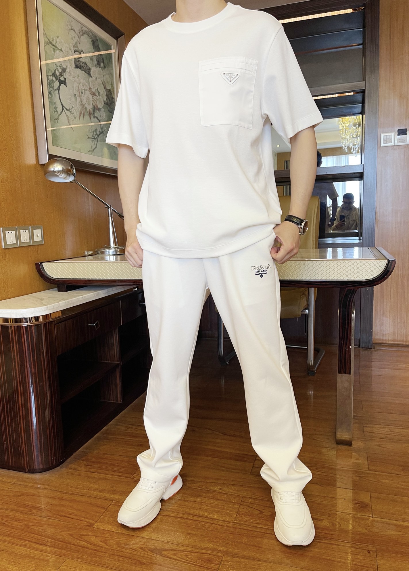 NO:125946,Prada-2025 counter latest hot T-shirt shipment, hot-selling items in European and American counters!  Selected Italian cotton fabrics with the latest designs, the unique brand logo on the chest highlights the fashion, and the upper body effect can be seen. Number of codes 48-56 (model 173/130 wears 48 with Hong Kong Lane Crawford gift box packaging), prada,tees, t-shirt, alexander wang19860909普拉达-2025专柜最新爆款t恤出货 欧美专柜热销单品！精选意大利精棉面料搭配最新的设计,胸前的独特品牌logo彰显时尚 上身效果看得见.码数48-56（模特173/130穿48配香港连卡佛礼盒包装）,,prada,tees，t-shirt,alexander wang,Men's clothing