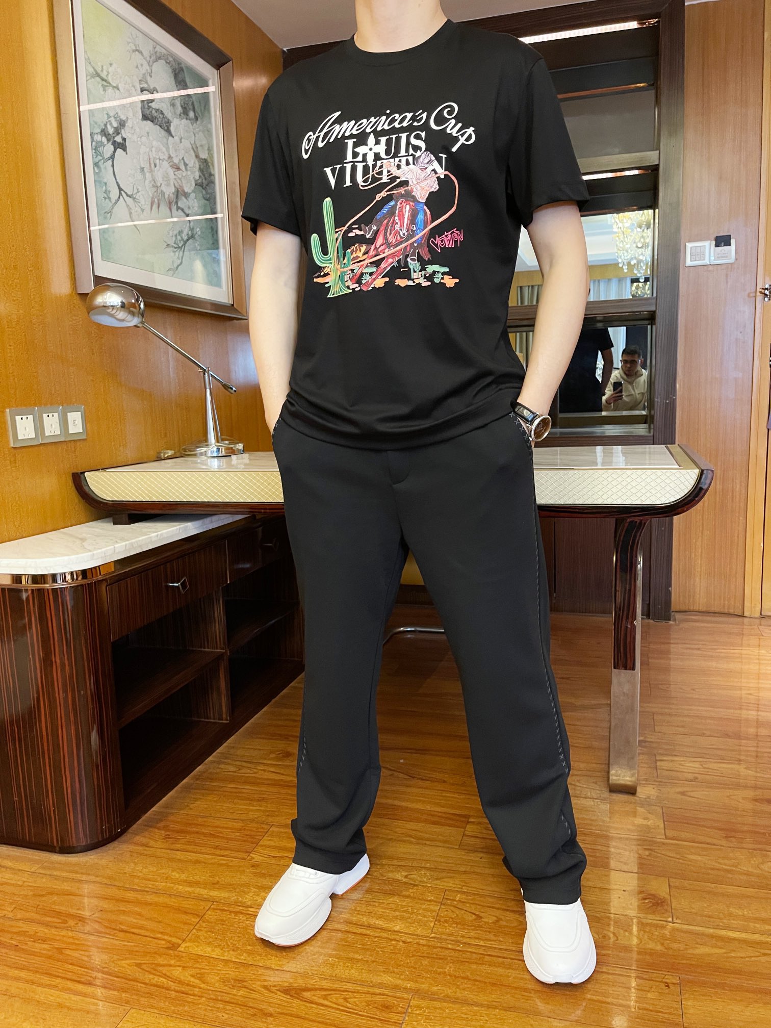 NO:125949,Louis Vuitton - the latest hot T-shirts in 2025 counters are shipped, and hot-selling items in European and American counters!  Selected Italian imported mercerized cotton fabrics with the latest design, the unique print on the chest highlights the fashion, and the upper body effect can be seen. Number of codes 48-56 (model 173/130 wears 48 with Hong Kong Lane Crawford gift box packaging), louis vuitton,tees, t-shirt,alexander wang19860909路易威登-2025专柜最新爆款t恤出货 欧美专柜热销单品！精选意大利进口丝光棉面料搭配最新的设计,胸前的独特印花彰显时尚 上身效果看得见.码数48-56（模特173/130穿48配香港连卡佛礼盒包装）,,louis vuitton,tees，t-shirt,alexander wang,Men's clothing