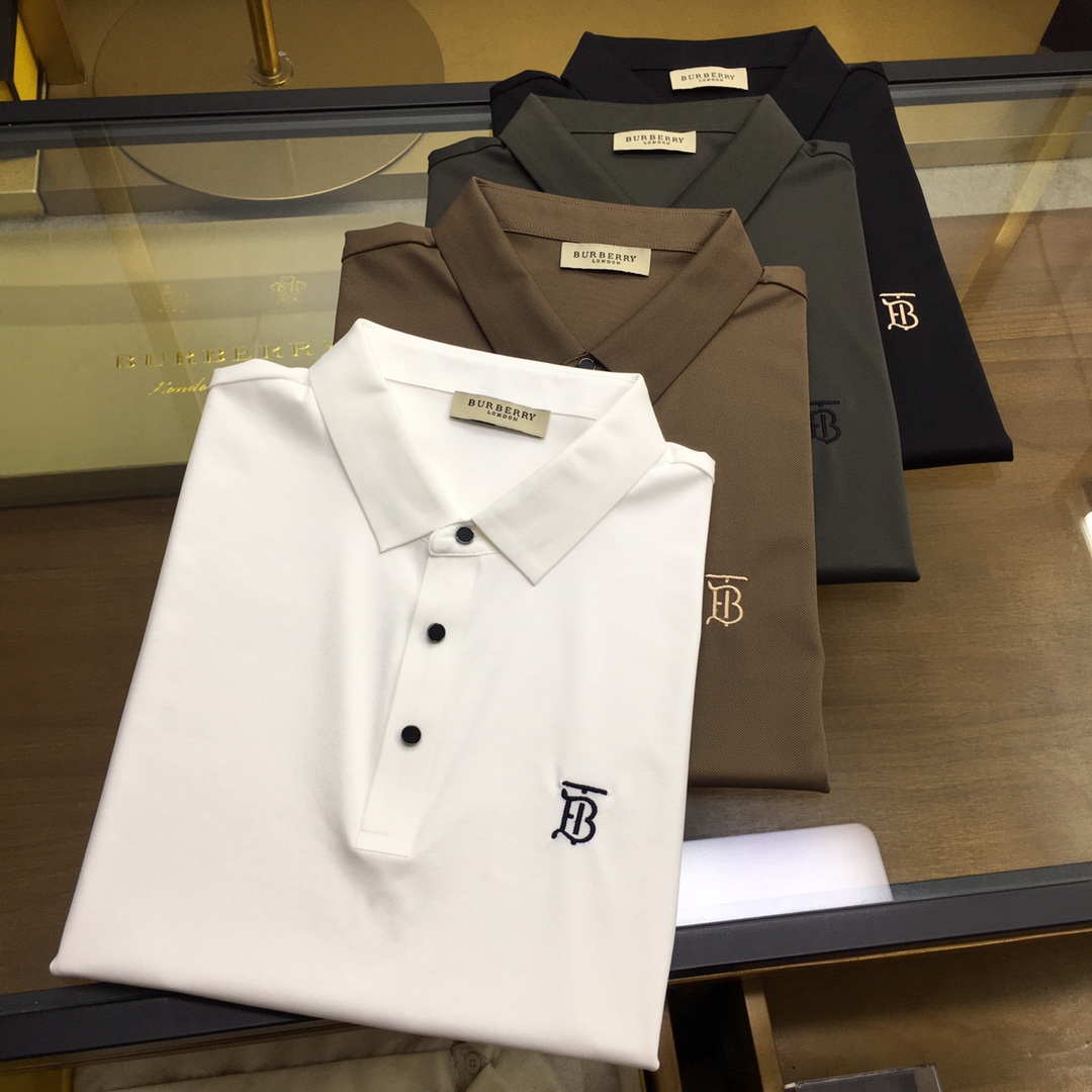 NO:126228,New product [Burber...y] High-end Polo 2025SS Spring and Summer New Product Go Fashion and Casual Lapel T-shirt, Selected High-quality Tennis Cool Fabric, Stainless Cutting Process, Exquisite Logo Design Logo on the chest, Customer-supplied hardware and accessories, Simple and easy to match, a must-have item for casual business men!  SizeM-4XL [Please report height and weight by placing an order], burberry,tees, t-shirt,alexander wang19860909新品【Burber...y】高端Polo 2025SS春夏新品 Go 时尚休闲翻领T恤,甄选优质天丝凉爽面料,无痕切割工艺,胸前精致logo设计标识,客供订织五金辅料,简约易搭配,休闲商务男人必备单品！ SizeM-4XL【下单请报身高体重】,,burberry,tees，t-shirt,alexander wang,Men's clothing