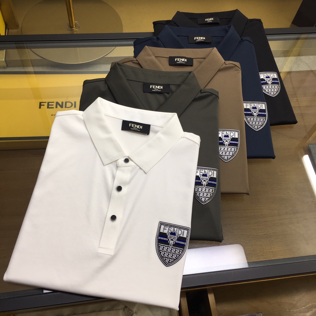 NO:159223,New product [Fend...] High-end Polo 2025SS Spring and Summer New Product Go Fashion and Casual Lapel T-shirt, Selected High-quality Tennis Cool Fabric, Stainless Cutting Process, Exquisite Logo Design Logo on the chest, Customer-supplied hardware and accessories, Simple and easy to match, a must-have item for casual business men!  SizeM-4XL [Please report height and weight by placing an order], fendi,tees,t-shirt,alexander wang19860909新品【Fend...】高端Polo 2025SS春夏新品 Go 时尚休闲翻领T恤,甄选优质天丝凉爽面料,无痕切割工艺,胸前精致logo设计标识,客供订织五金辅料,简约易搭配,休闲商务男人必备单品！ SizeM-4XL【下单请报身高体重】,,fendi,tees，t-shirt,alexander wang,Men's clothing