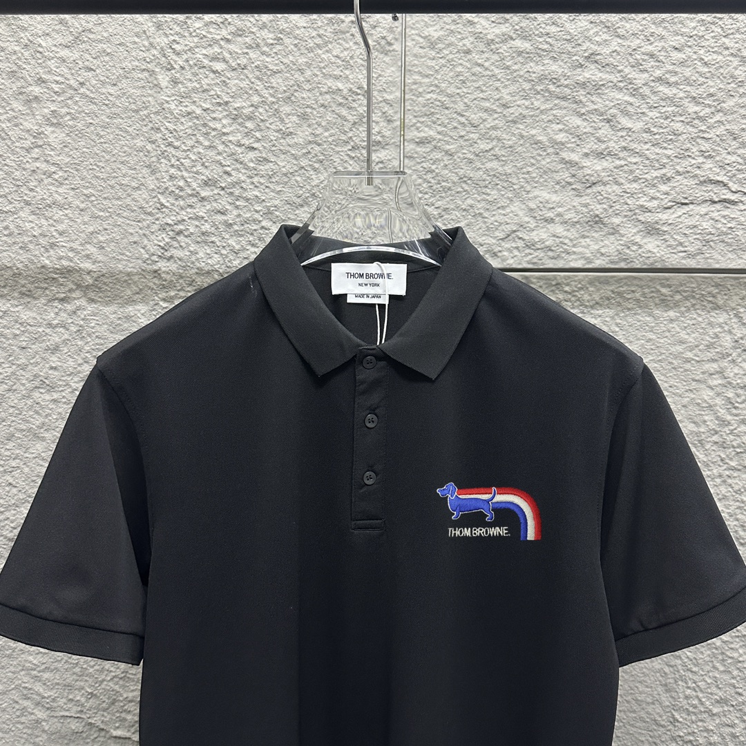 TB*Tom camiseta tipo polo de manga corta, nueva temporada 2025 primavera/verano, perro pequeño bordado en bufanda roja,…