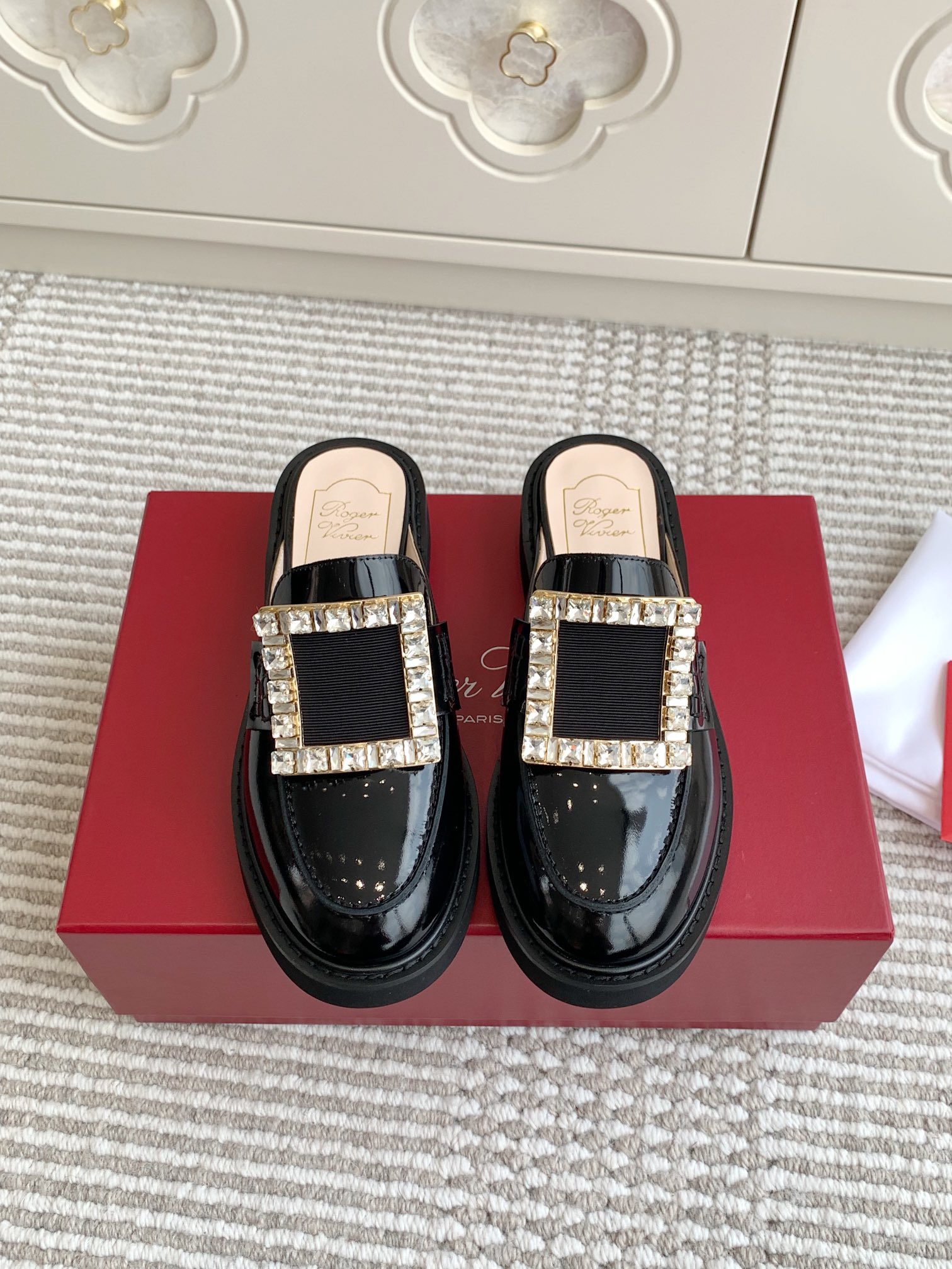 NO:229137,Purchasing level 2025 spring and summer new RV Viv' Rangers Diamond Button Muller Slippers RV is simply crazy and beautiful to a new level!  The jewelry on the toe is well-deserved. The brand interprets the urban style with the Viv' Rangers series. This mules are made of shiny patent leather, Loafer toe design, embellished with the iconic shining diamond buckle, the rubber sole is smooth and comfortable, showing the exquisite ladylike temperament. Original custom-made classic square buckle/diamond buckle. Upper imported beef patent leather/sheepskin lining. Original open molded sole. Size 35-39 (34/40 custom-made without return and exchange), semi-torque, loafers, slippers, sheepskin19860909代购级2025春夏新款RV Viv' Rangers 钻扣穆勒拖鞋 rv简直杀疯了,美出新高度！足尖上的珠宝名不虚传 品牌以Viv' Rangers系列演绎都市风格,本款穆勒鞋以闪亮漆皮制成,乐福鞋头设计,点缀标志性的闪耀钻扣,橡胶鞋底平稳舒适,尽显精致淑女气质 原版定制经典方扣/钻扣 鞋面进口牛漆皮/羊皮内里 原版开模大底 码数35-39（34/40定制不退换）,半拖,loafers,slippers,sheepskin,Women's Shoes