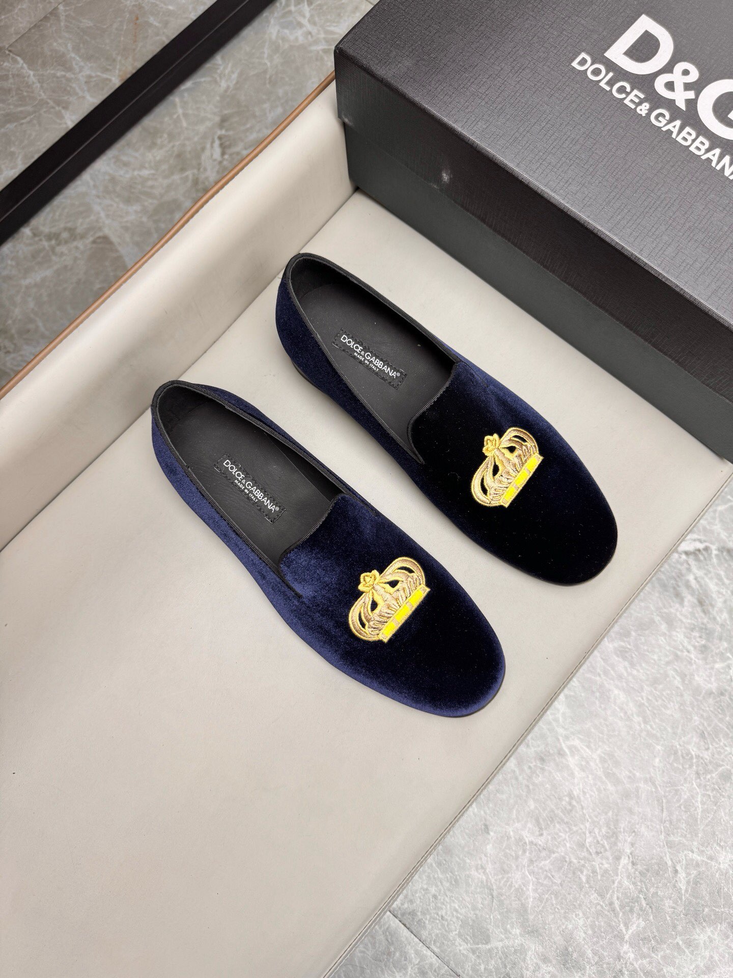 NO:221389,Brand D&G color original color matching 39-44 Custom made 38.45.46 Price Material Dolce & Gabbana/New Calfskin Mocasin Shoes Bernini Series Mocasin Shoes, embellished with new metal signs. Made of Mino Calfskin, (general leather outsole) retro and shiny texture complement each other, releasing contemporary and exquisite charm., Dolce & Gabbana leather shoes, Dolce & Gabbana, Dolce & Gabbana, Dolce & Gabbana, cowhide, Leather soles19860909品牌D&G 颜色原版配色 码数39-44定做38.45.46 价格 材质杜嘉班纳Dolce & Gabbana/新款小牛皮莫卡辛鞋 Bernini 系列莫卡辛鞋,点缀全新金属标牌.采用 Mino 小牛皮制成,（真皮大底）复古与亮泽质感相得益彰,释放当代考究魅力.,杜嘉班纳皮鞋,Dolce&Gabbana,Dolce&Gabbana,Dolce&Gabbana,cowhide,Leather soles,Men's shoes