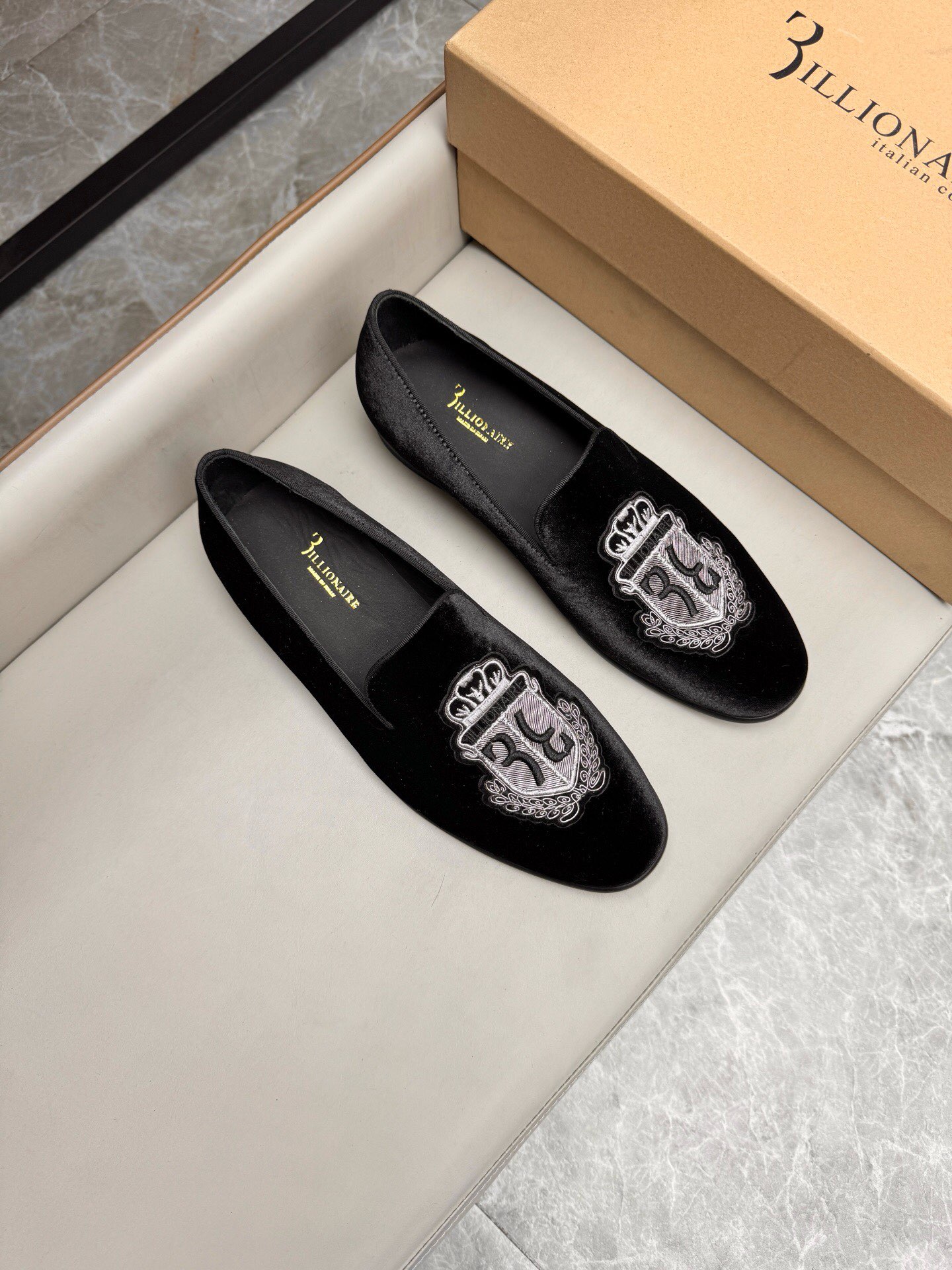 NO:221397,Brand BILLIONAIRE Color original color matching Number 39-44 Customized 38.45.46 Price Material Billionaire 2025 new product set of foot loafers!  High quality Top version 1:1 production fashion trend details are impeccable using original imported fabric to make comfortable and breathable cowhide inner cowhide foot pads, comfortable and superior foot feeling (original genuine leather bottom), billionaire, loafers, cowhide, Leather soles19860909品牌BILLIONAIRE 颜色原版配色 码数39-44定做38.45.46 价格 材质亿万富翁2025新品套脚乐福鞋！高品质 顶级版本1:1制作时尚潮流细节无可挑剔采用原版进口面料制作舒适透气牛皮内里牛皮垫脚、脚感舒适品质优越（原版真皮大底）,亿万富翁,loafers,cowhide,Leather soles,Men's shoes