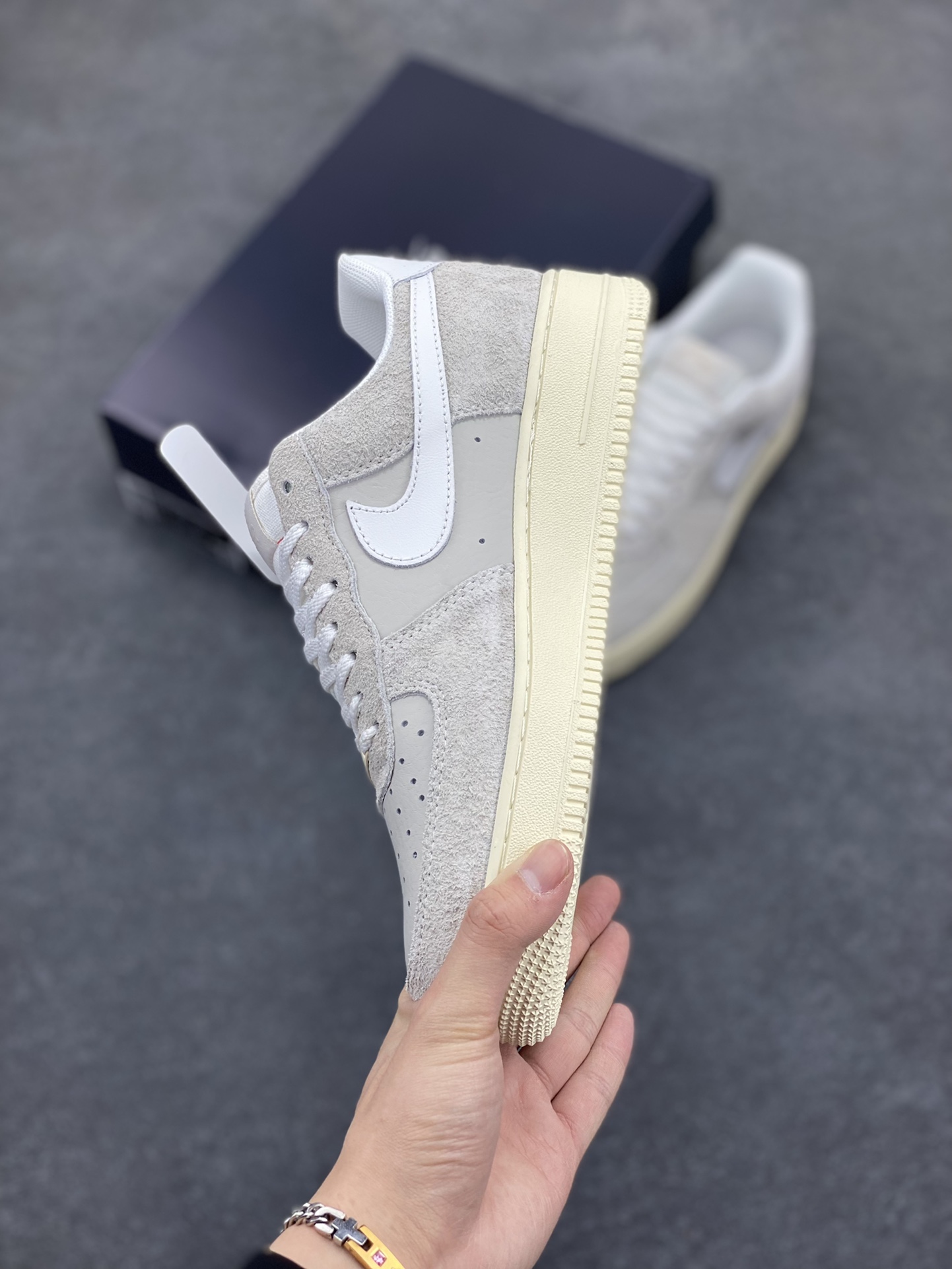 图片[3]-Air Force 1 Low 翻毛米 原楦头原纸板 打造纯正空军版型 #专注外贸渠道 全掌内置蜂窝气垫 #原盒配件 原厂中底钢印、拉帮完美 货号：HF2897-001 尺码：36 36.5 37.5 38 38.5 39 40 40.5 41 42 42.5 43 44 44.5 45-选品中心