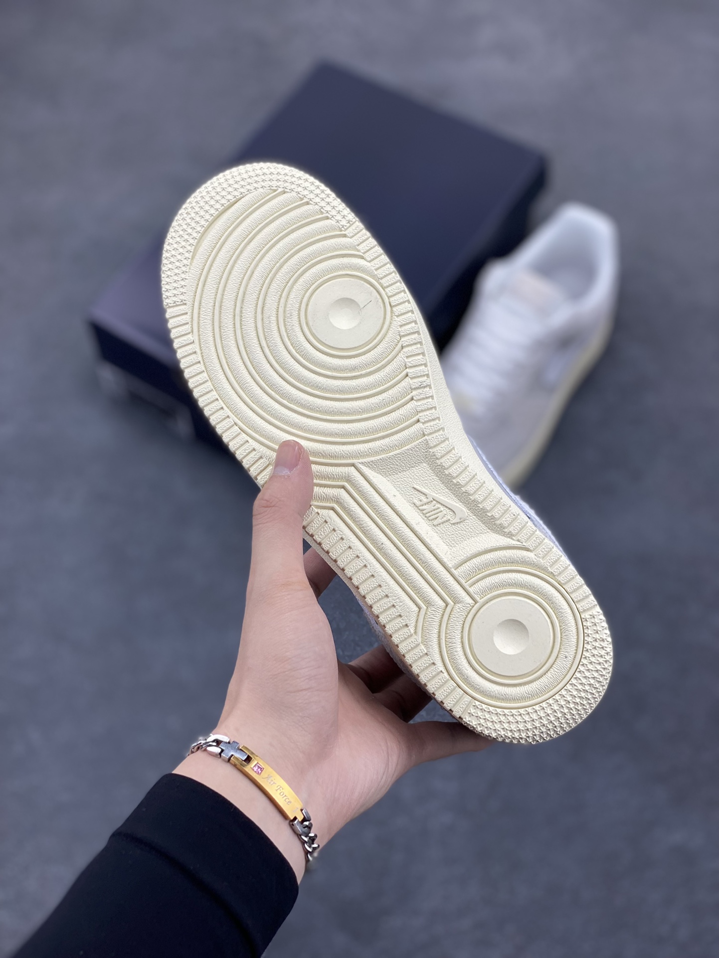 图片[5]-Air Force 1 Low 翻毛米 原楦头原纸板 打造纯正空军版型 #专注外贸渠道 全掌内置蜂窝气垫 #原盒配件 原厂中底钢印、拉帮完美 货号：HF2897-001 尺码：36 36.5 37.5 38 38.5 39 40 40.5 41 42 42.5 43 44 44.5 45-选品中心