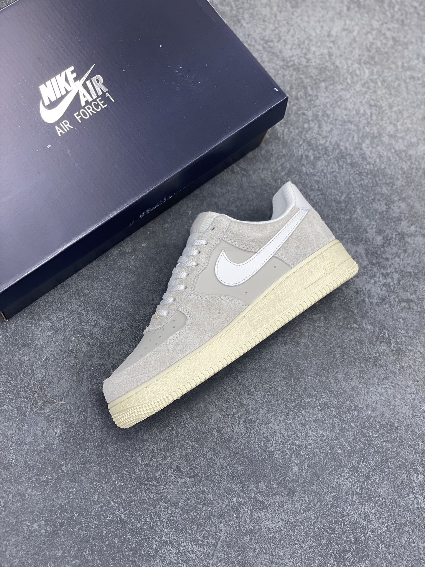 图片[7]-Air Force 1 Low 翻毛米 原楦头原纸板 打造纯正空军版型 #专注外贸渠道 全掌内置蜂窝气垫 #原盒配件 原厂中底钢印、拉帮完美 货号：HF2897-001 尺码：36 36.5 37.5 38 38.5 39 40 40.5 41 42 42.5 43 44 44.5 45-选品中心