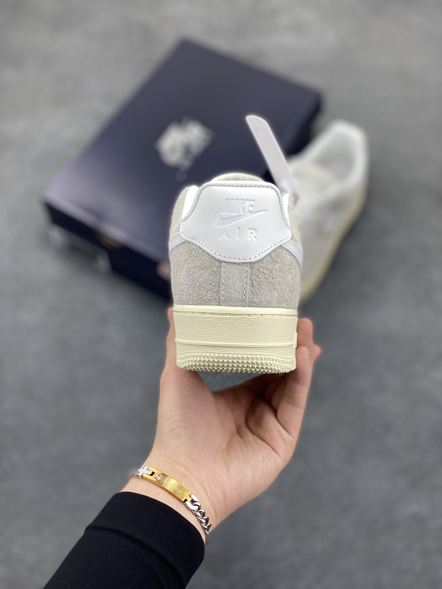 图片[4]-Air Force 1 Low 翻毛米 原楦头原纸板 打造纯正空军版型 #专注外贸渠道 全掌内置蜂窝气垫 #原盒配件 原厂中底钢印、拉帮完美 货号：HF2897-001 尺码：36 36.5 37.5 38 38.5 39 40 40.5 41 42 42.5 43 44 44.5 45-选品中心