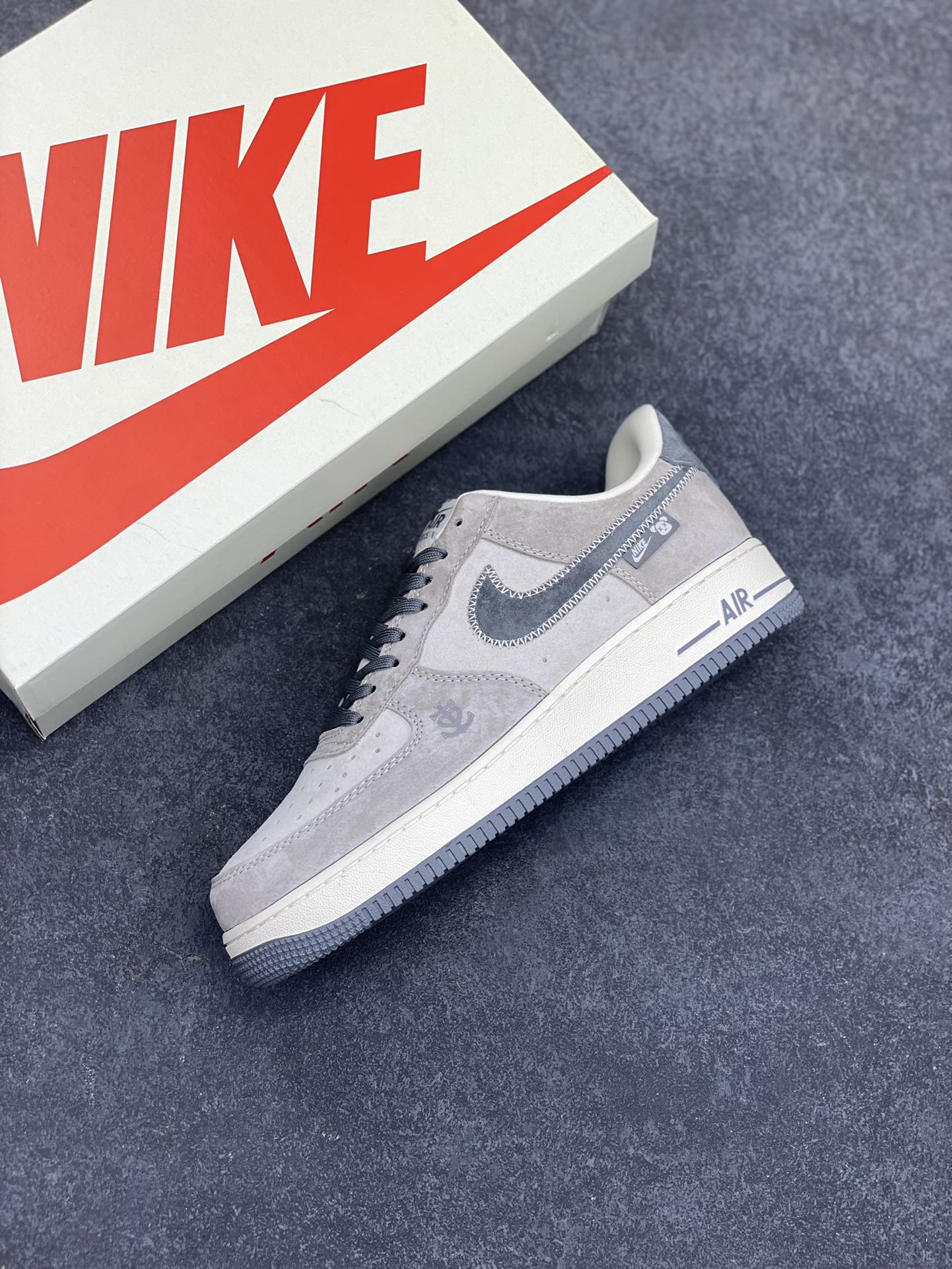 图片[7]-NIke Air Force 1 \’07 Low “暴力熊联名——灰刺绣勾”空军一号 低帮 运动鞋 休闲鞋 折边针车 工艺难度大 原楦头原纸板 原装鞋盒 定制五金配件 内置全掌气垫 原厂鞋底 货号：KK1988-047 尺码：36 36.5 37.5 38 38.5 39 40 40.5 41 42 42.5 43 44 44.5 45-选品中心