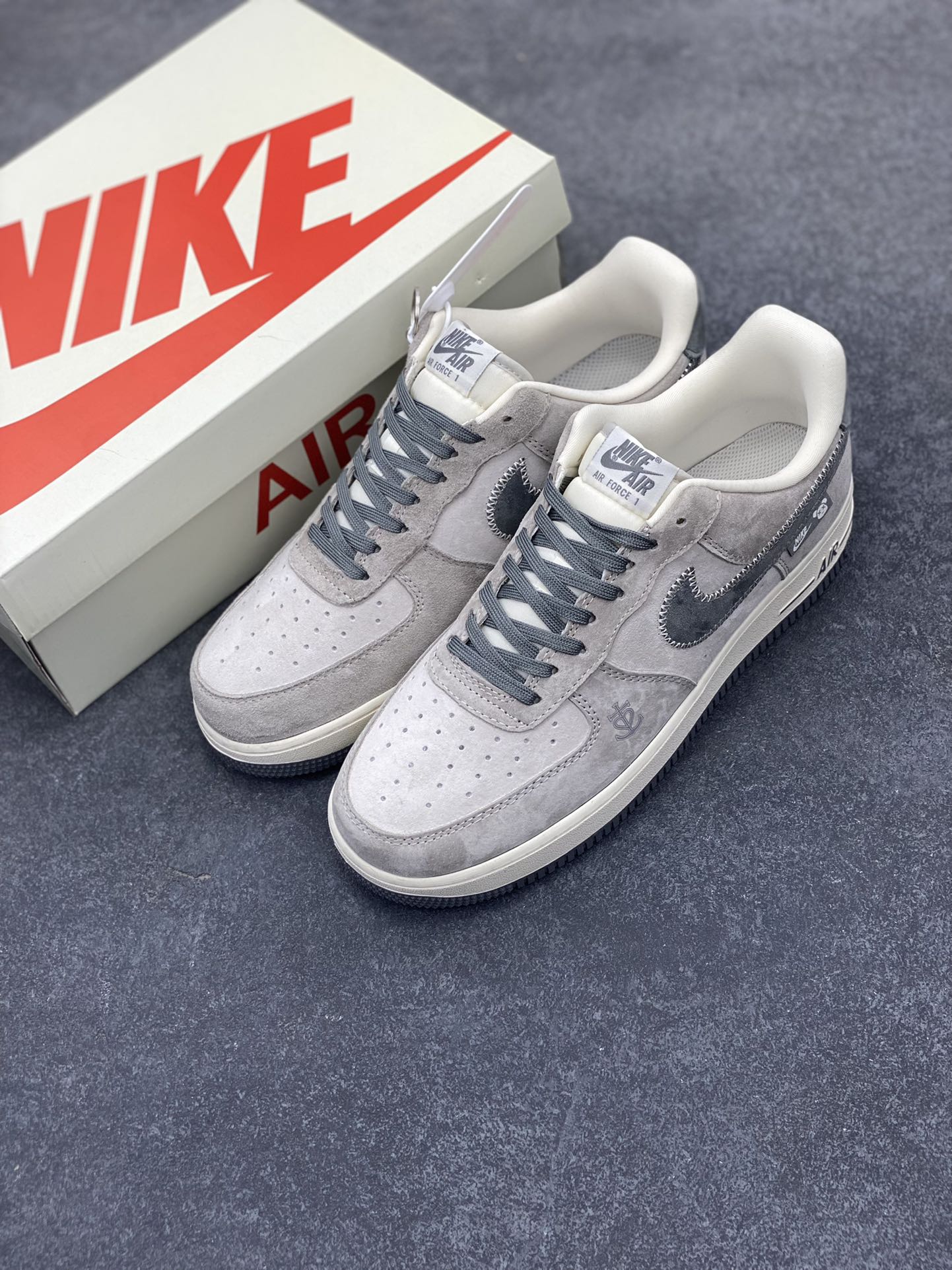 图片[8]-NIke Air Force 1 \’07 Low “暴力熊联名——灰刺绣勾”空军一号 低帮 运动鞋 休闲鞋 折边针车 工艺难度大 原楦头原纸板 原装鞋盒 定制五金配件 内置全掌气垫 原厂鞋底 货号：KK1988-047 尺码：36 36.5 37.5 38 38.5 39 40 40.5 41 42 42.5 43 44 44.5 45-选品中心