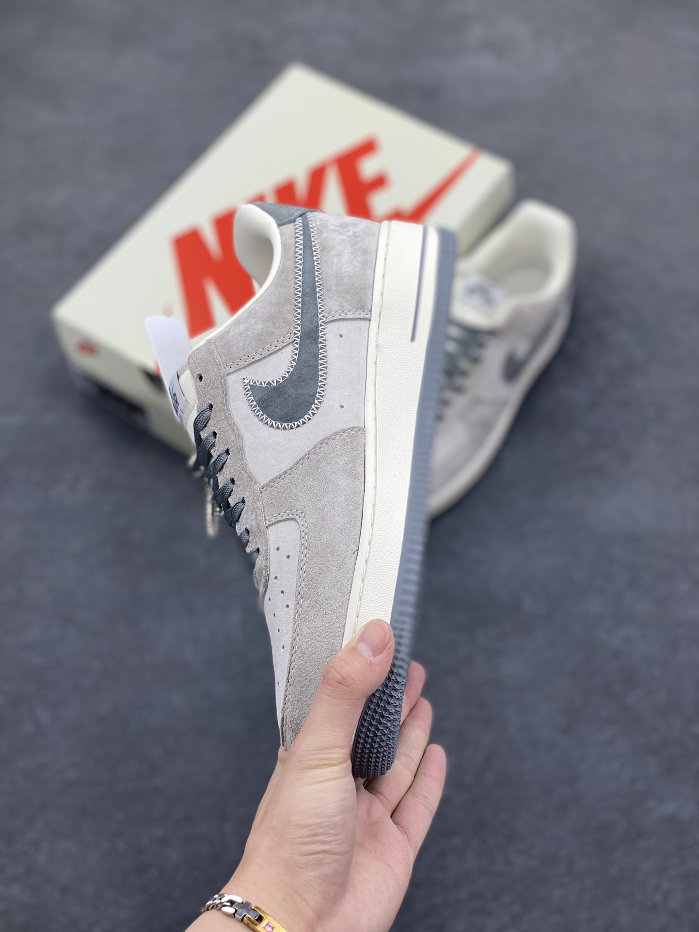 图片[3]-NIke Air Force 1 \’07 Low “暴力熊联名——灰刺绣勾”空军一号 低帮 运动鞋 休闲鞋 折边针车 工艺难度大 原楦头原纸板 原装鞋盒 定制五金配件 内置全掌气垫 原厂鞋底 货号：KK1988-047 尺码：36 36.5 37.5 38 38.5 39 40 40.5 41 42 42.5 43 44 44.5 45-选品中心